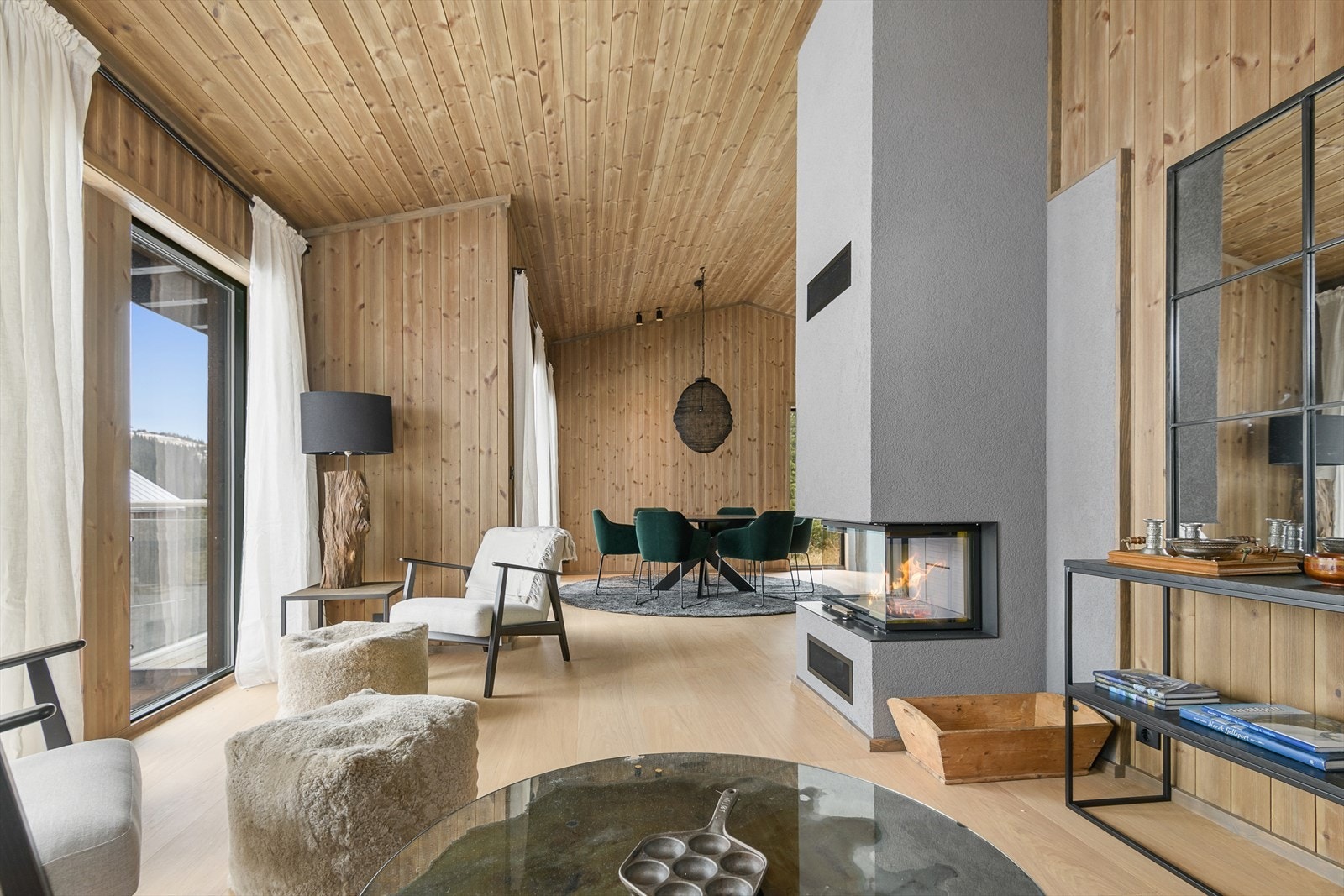 Velkommen til Segelstadseterlia 25 A på Kvitfjells Vestside! Lekker, innbydende og ubrukt leilighet over 2 plan. Ski inn/ut. Galleribilde