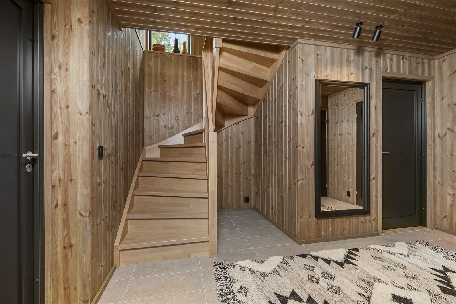 Romslig gang i underetasjen med adkomst til soverom og bad. ( Illustrasjonsfoto). Galleribilde