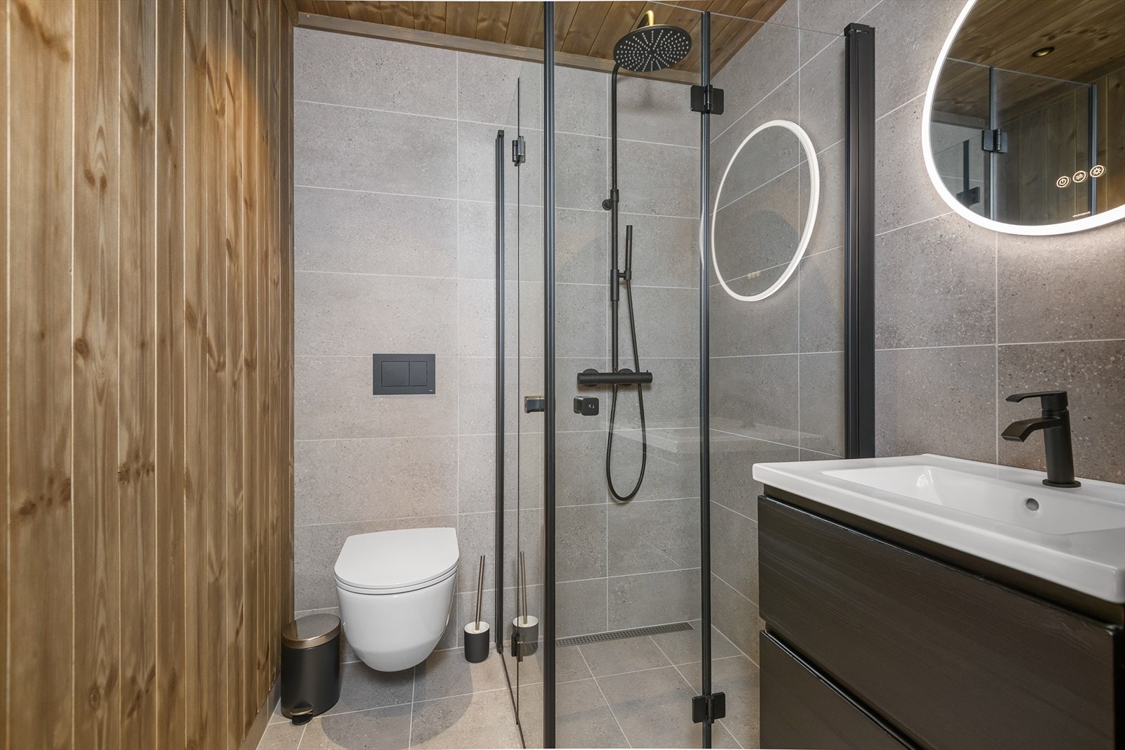 Bad 2 er i samme delikate stil og har dusj, vegghengt WC og servantinnredning med god oppbevaring. Fine detaljer. Galleribilde