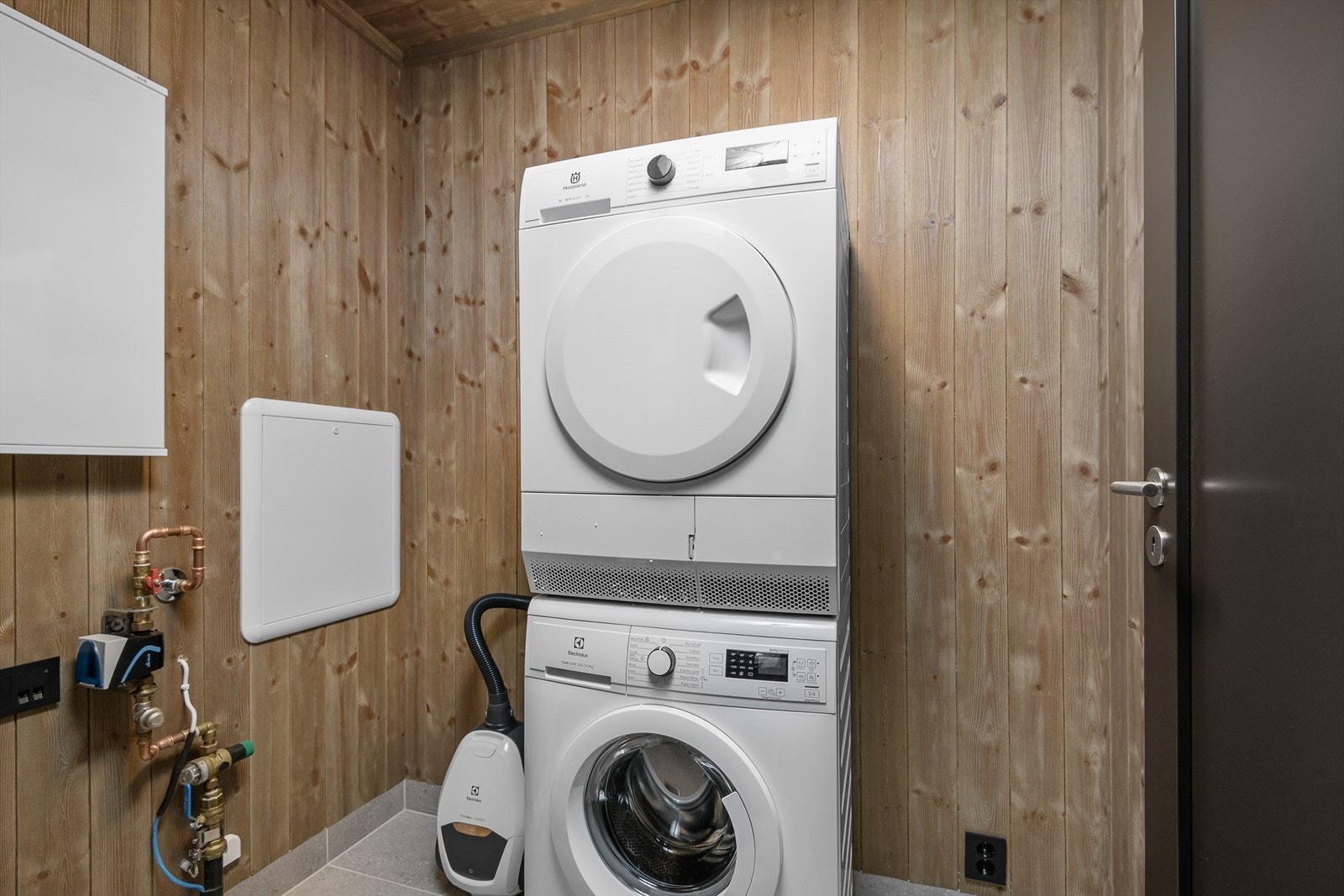 Vaskerom/teknisk rom med plass til vaskesøyle. Galleribilde