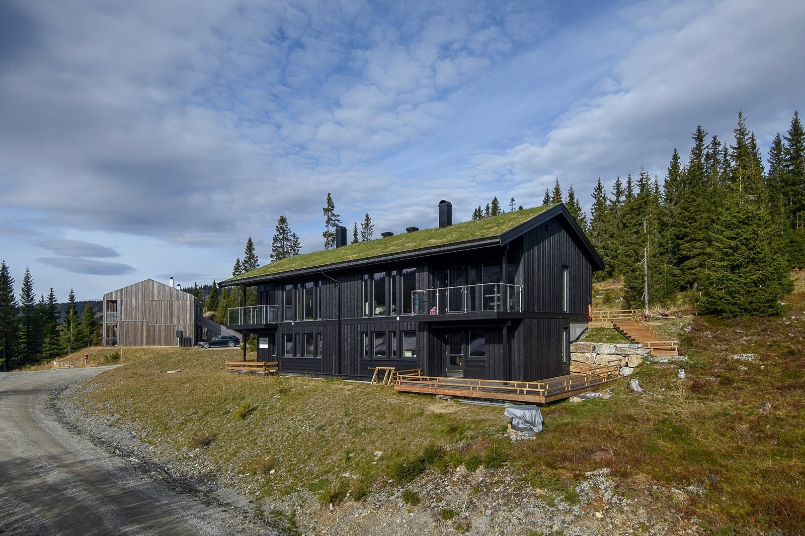 Leiligheten går over 2 plan og har inngang fra oversiden. Galleribilde