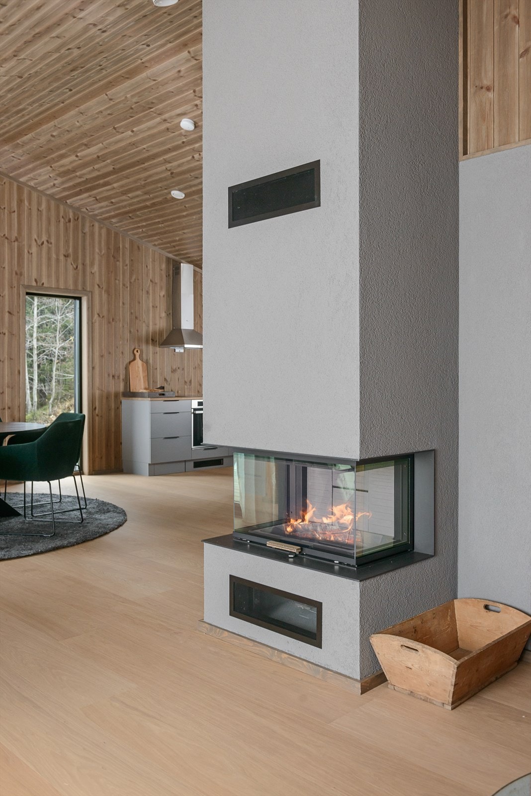 I tillegg til peisen varmes hytta opp med varmekabler i flislagte gulv, samt elektriske panelovner i øvrige rom. Galleribilde