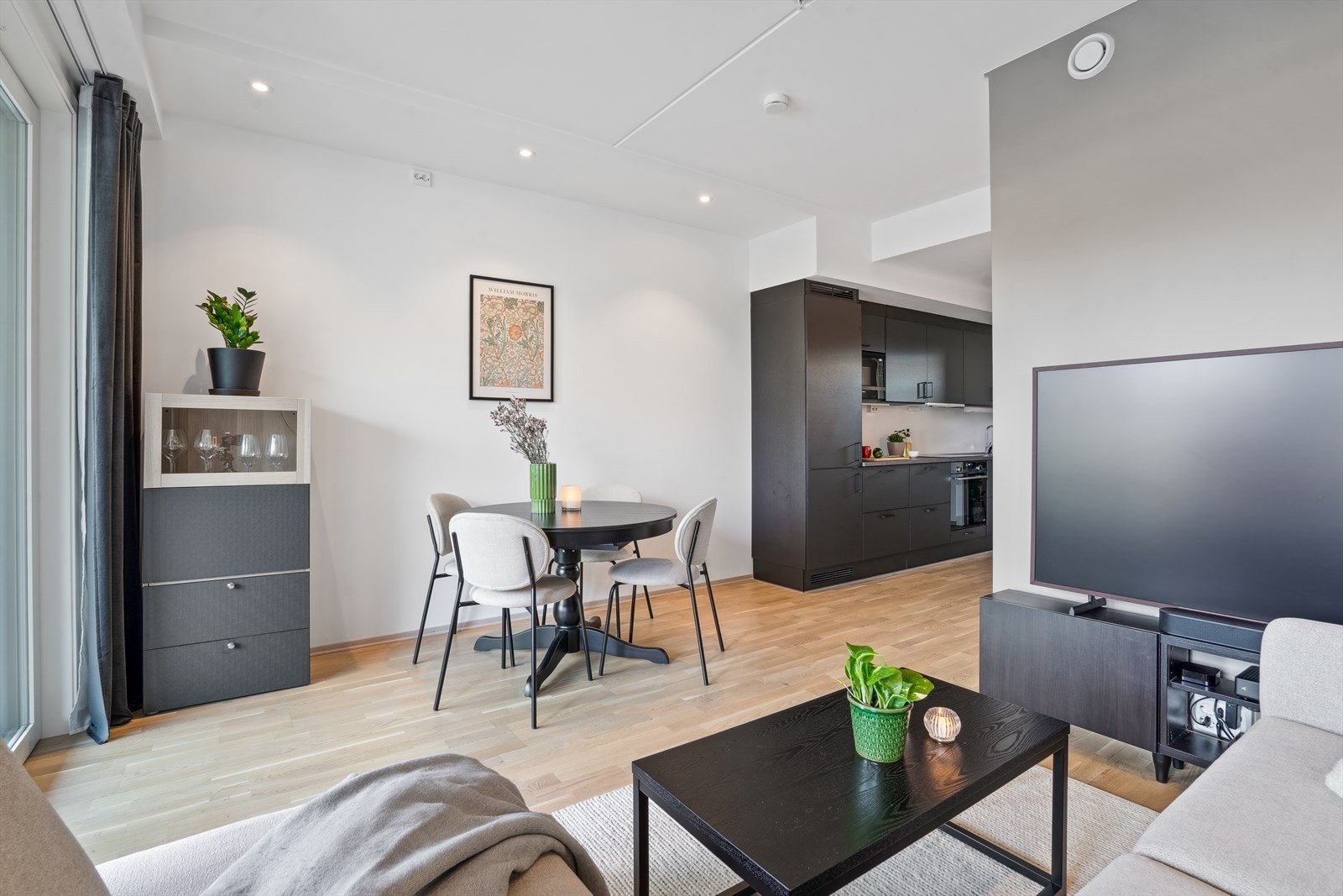 Leiligheten ble oppført i 2023, og oppvarmes med vannbåren gulvvarme på stue, kjøkken og gang. Leiligheten er oppgradert med bl.a. downlights og et påkostet kjøkken. Galleribilde