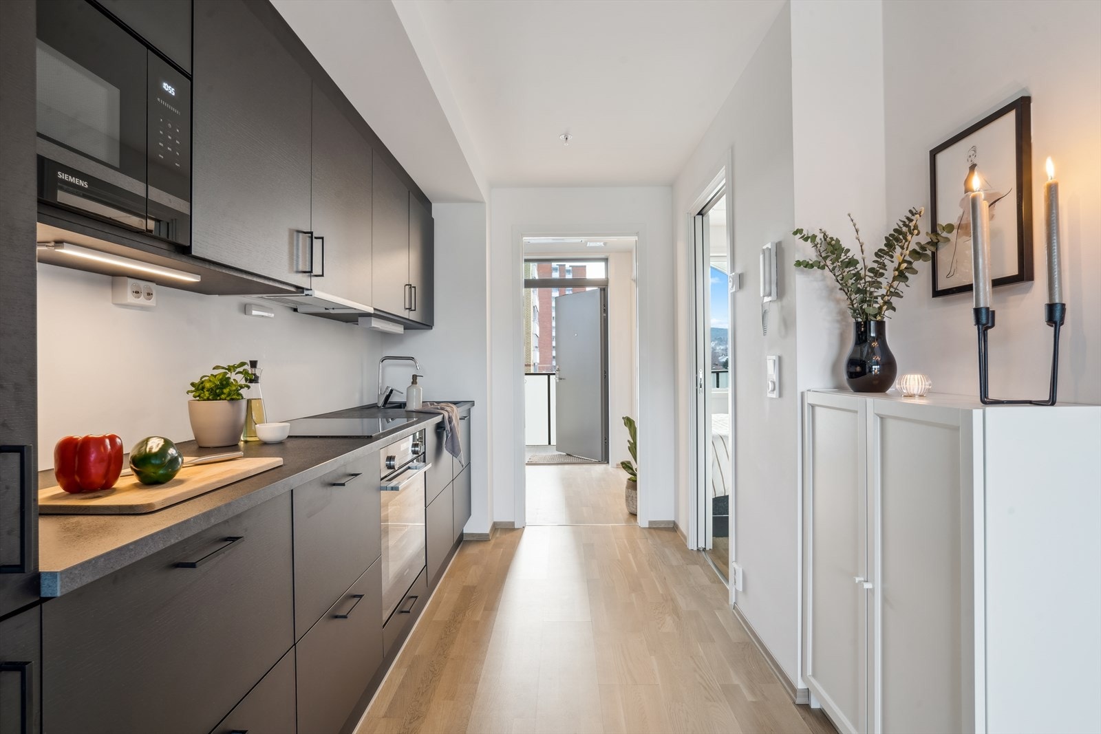 Plassen i leiligheten er godt utnyttet, og kjøkkenet har mye oppbevaringsplass. Galleribilde