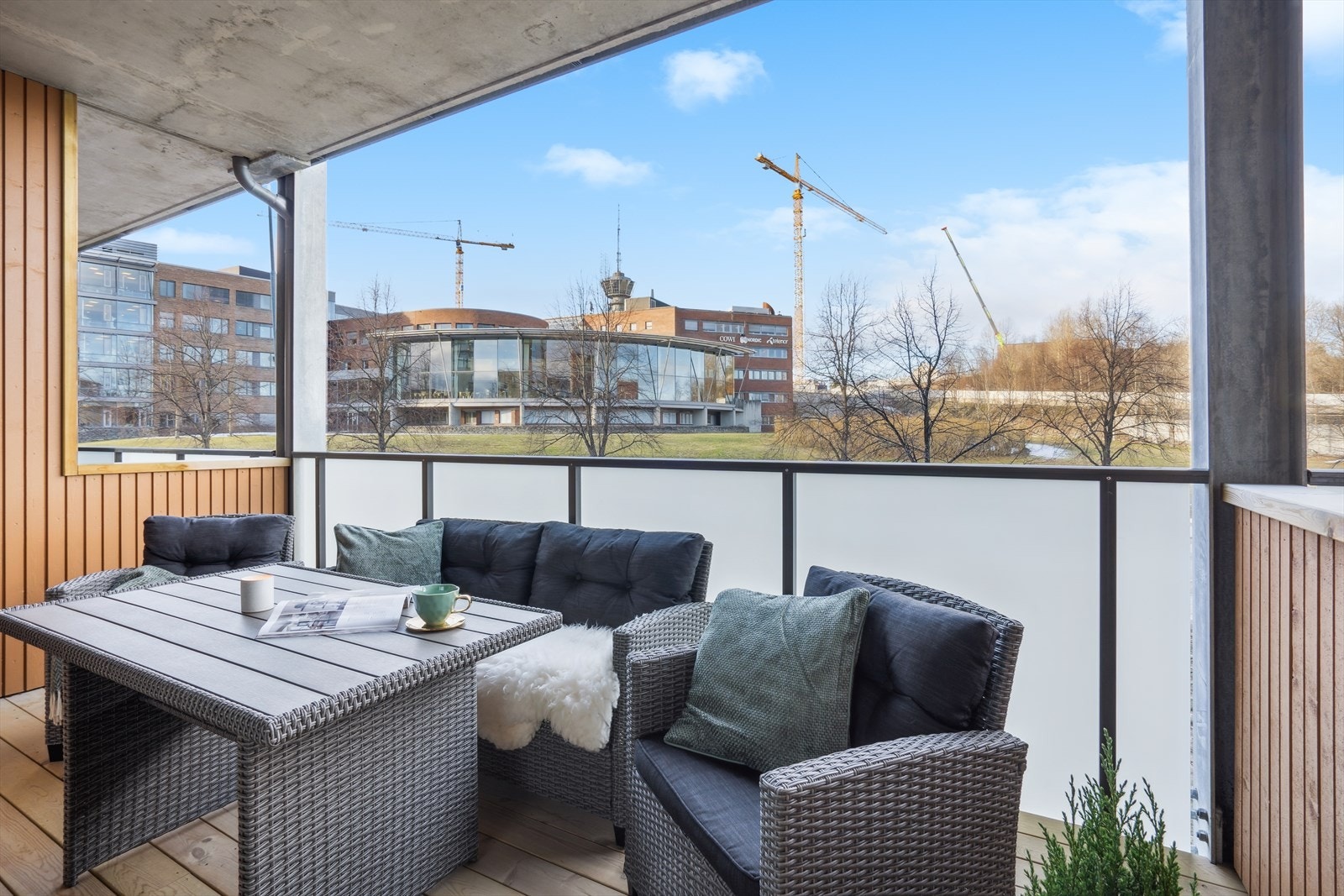 Utenfor stuen har leiligheten en overbygd balkong på ca. 10 kvm, en fin romforlengelse i sommerhalvåret. Galleribilde