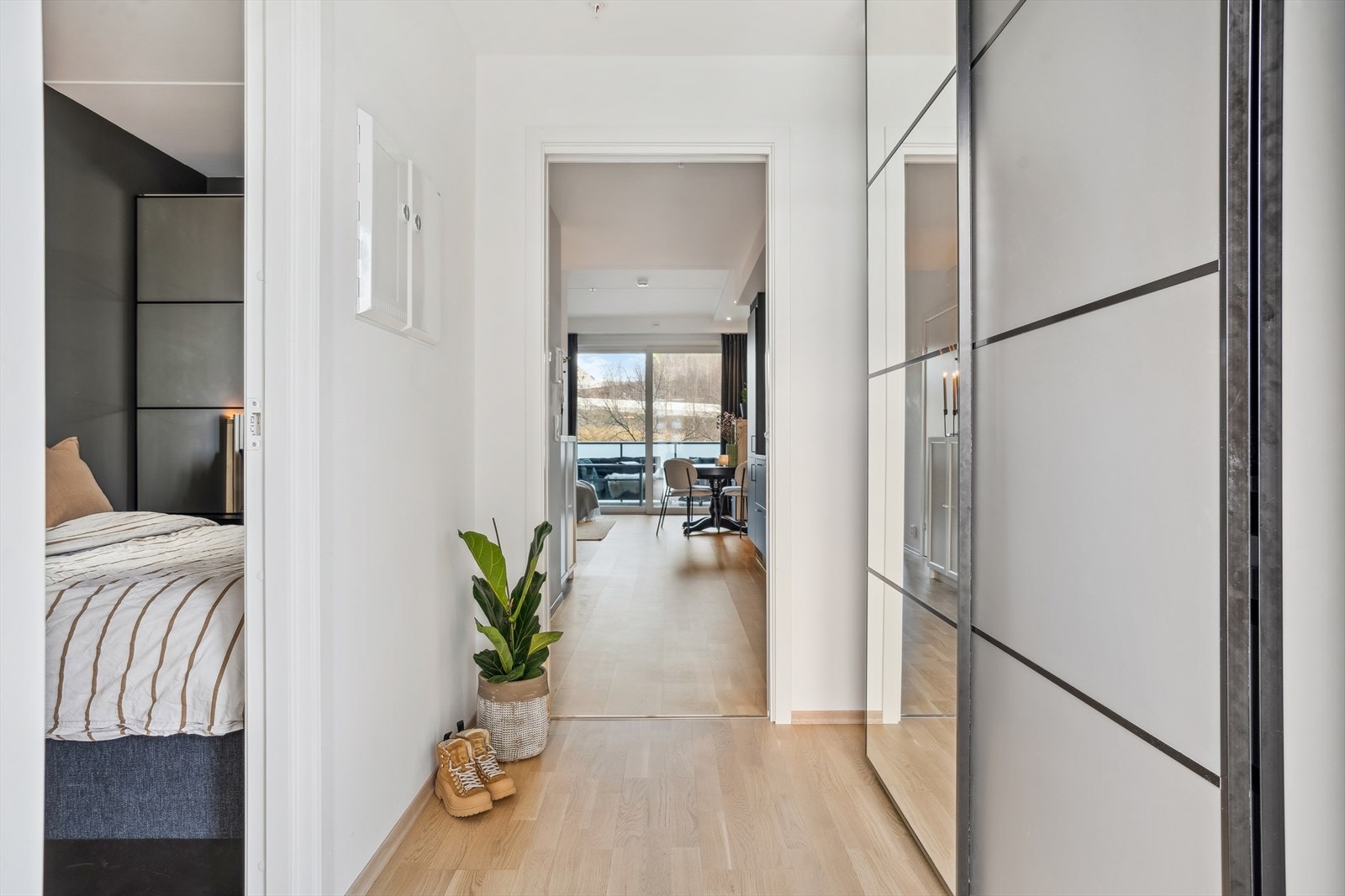 Yttertøyet ryddes enkelt bort i en stor skyvedørsgarderobe i entreen. Galleribilde