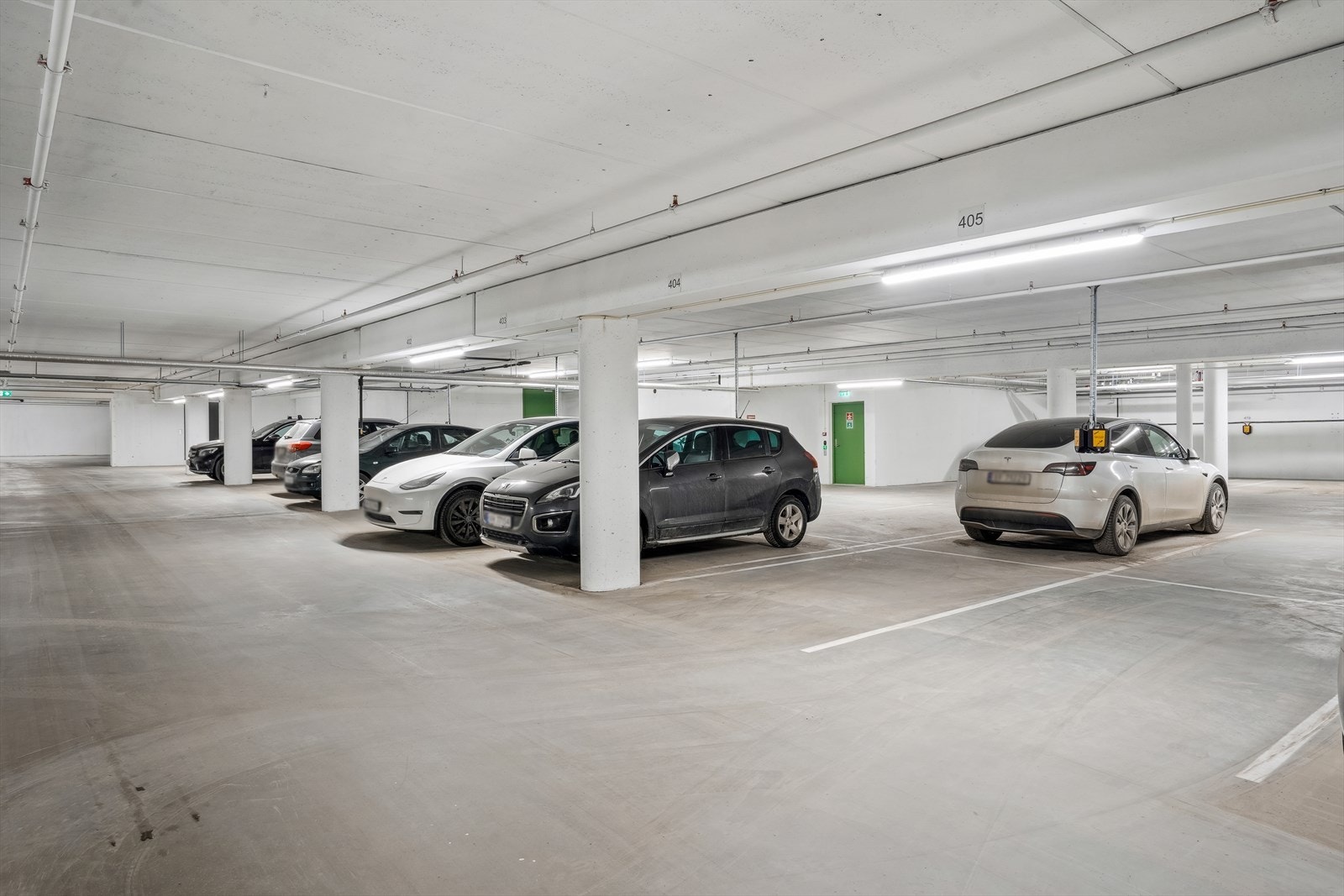 Det følger med egen garasjeplass i et felles anlegg i borettslaget. Det er mulig å etablere elbillader. Galleribilde