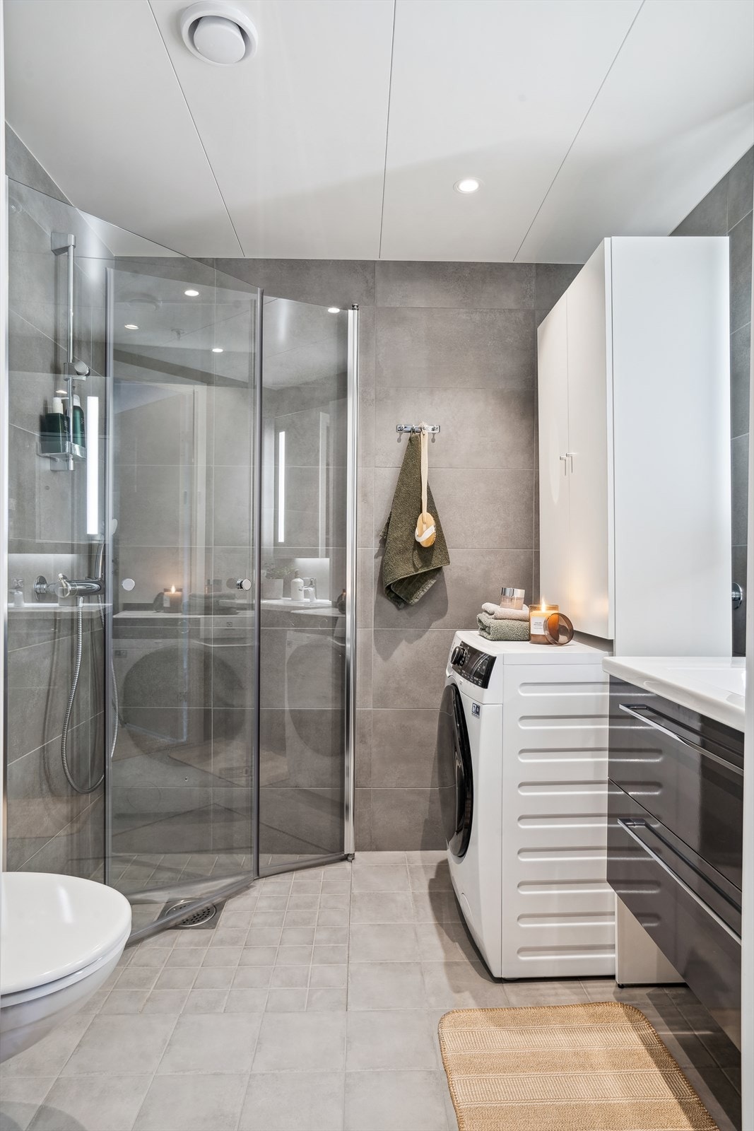 Innredningen gir godt med oppbevaringsplass på badet. Galleribilde