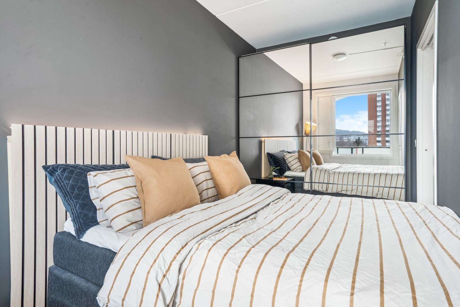 En stor skyvedørsgarderobe gir mye oppbevaring og ekstra romfølelse. Galleribilde