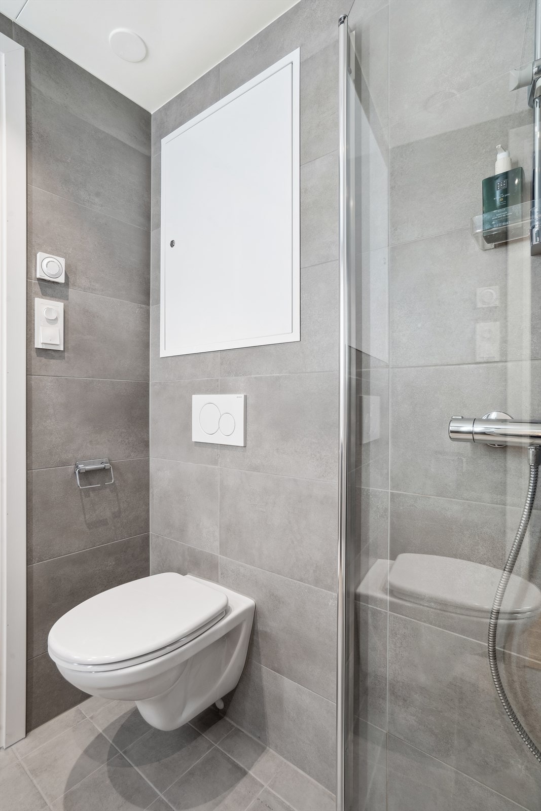 På badet er det vegghengt toalett og et dusjhjørne med plassbesparende vegger. Galleribilde