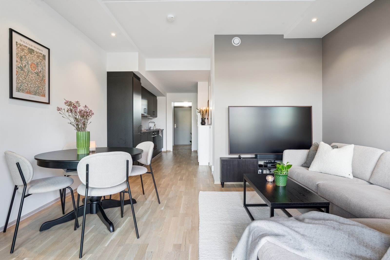 Stuen er naturlig inndelt i ulike soner, og det passer utmerket å innrede med spisebord nærmest kjøkkenet. Galleribilde