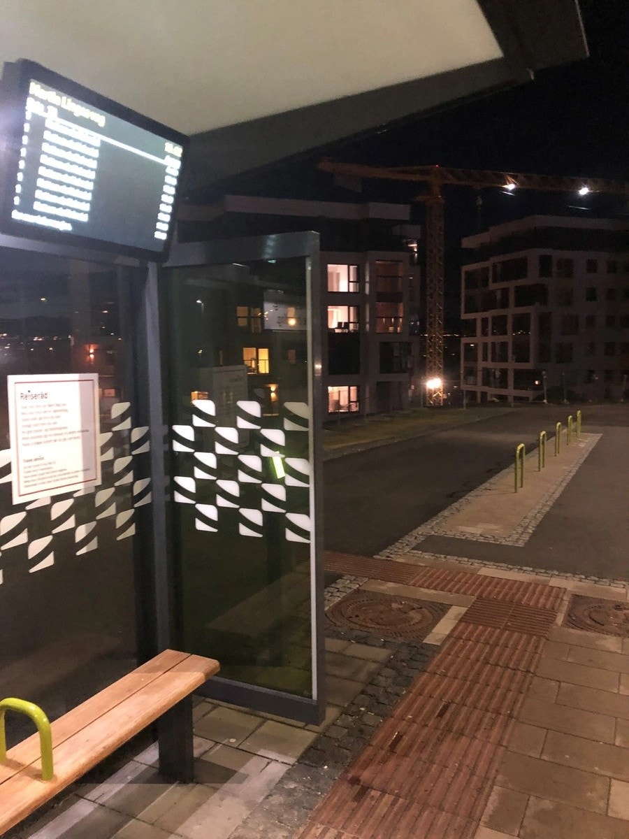 metrobusstopp rett utenfor Galleribilde