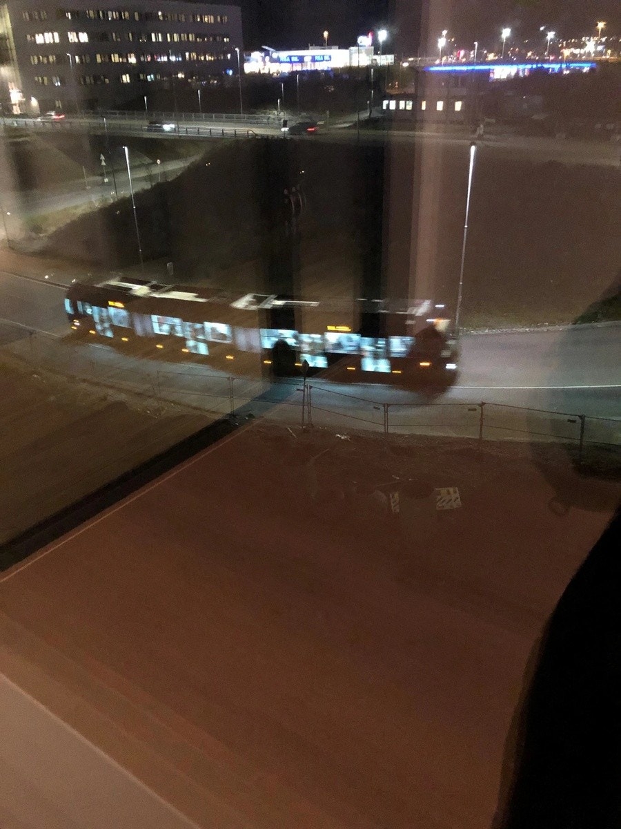 metrobuss rett utenfor Galleribilde