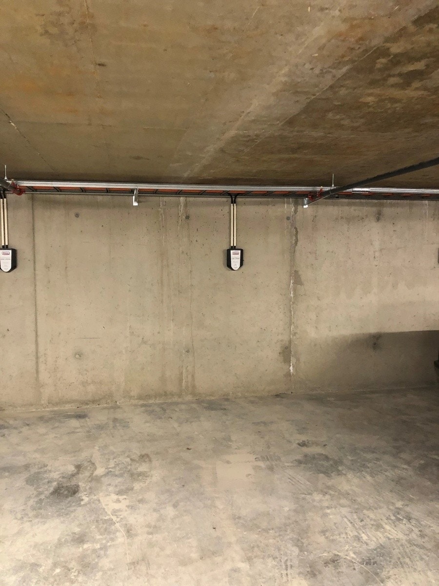 bilparkering i kjeller Galleribilde