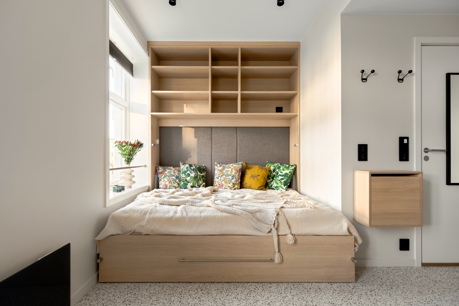 Eksempel fra annen leilighet i bygget med tilsvarende løsning , Her er sengen trukket ned fra hyllen og sofaen er gjemt under. Galleribilde