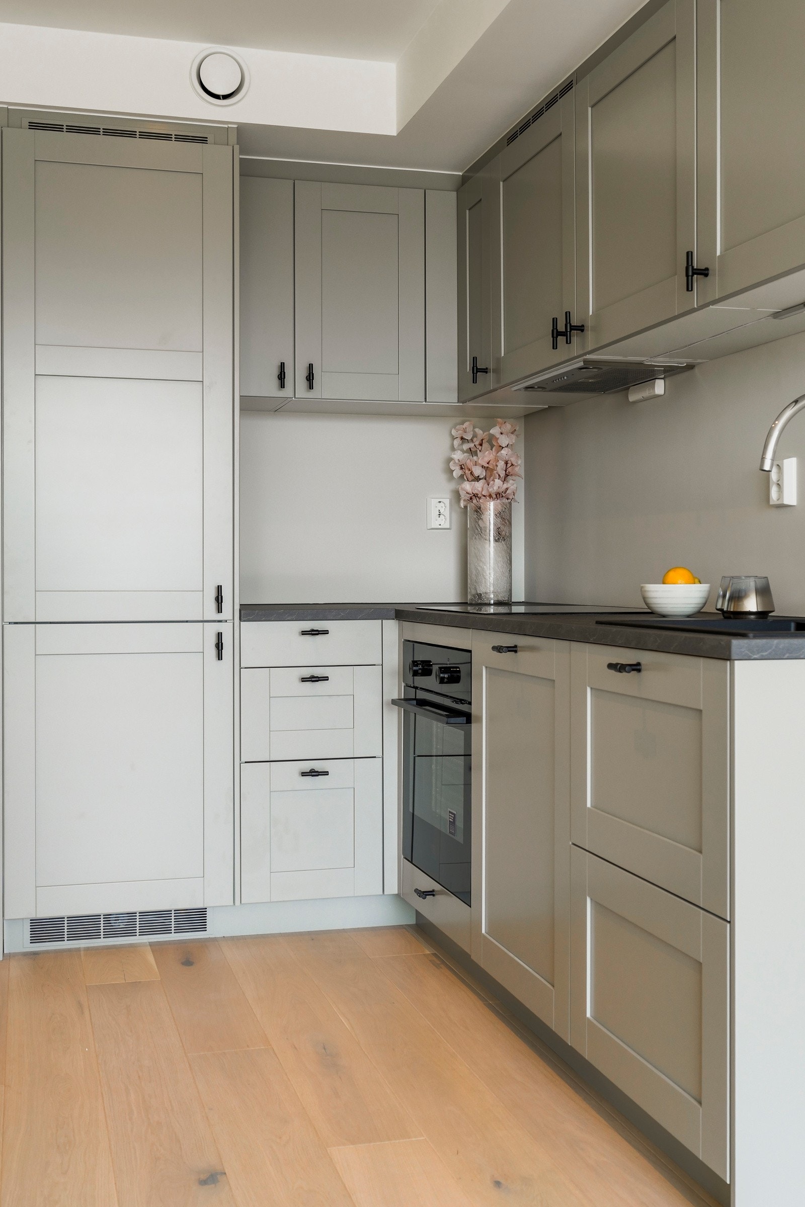 Kjøkkenet leveres med integrerte hvitevarer fra Electrolux med bl.a. stekeovn, induksjonsplatetopp, oppvaskmaskin og kombiskap kjøl/frys. Galleribilde