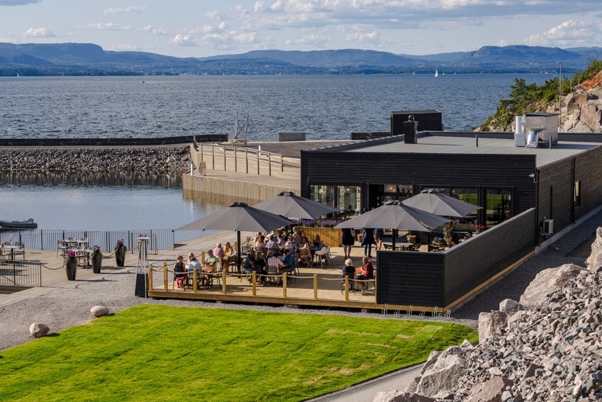 Spro Havn utvikles til et sosialt hjem og møteplass med hyggelig uteservering og restauranter. Galleribilde