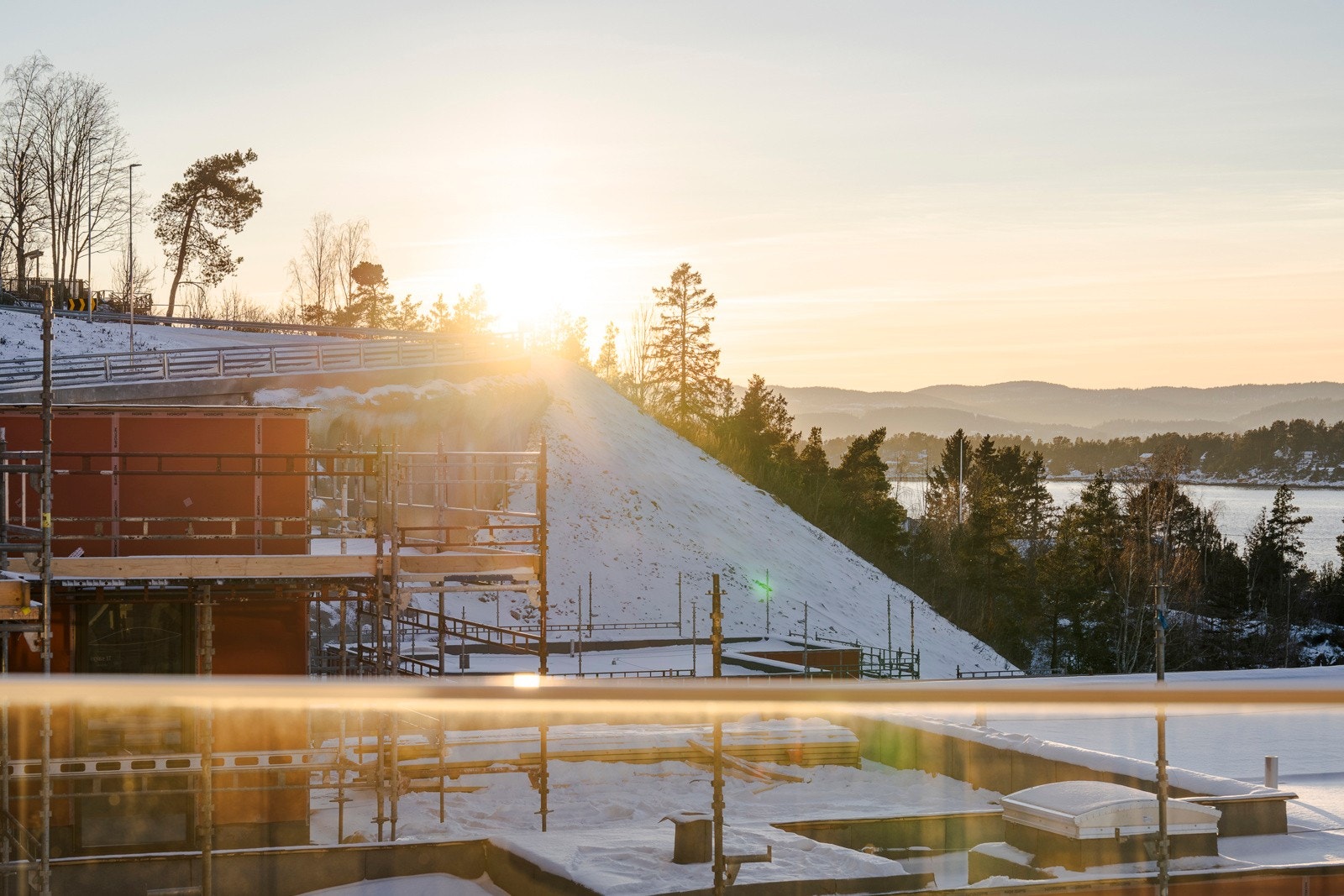 Den terrasserte oppbyggingen av bygget i forkant skjermer for utsyn mot veien, samtidig som utsikten mot sjøen bevares Galleribilde