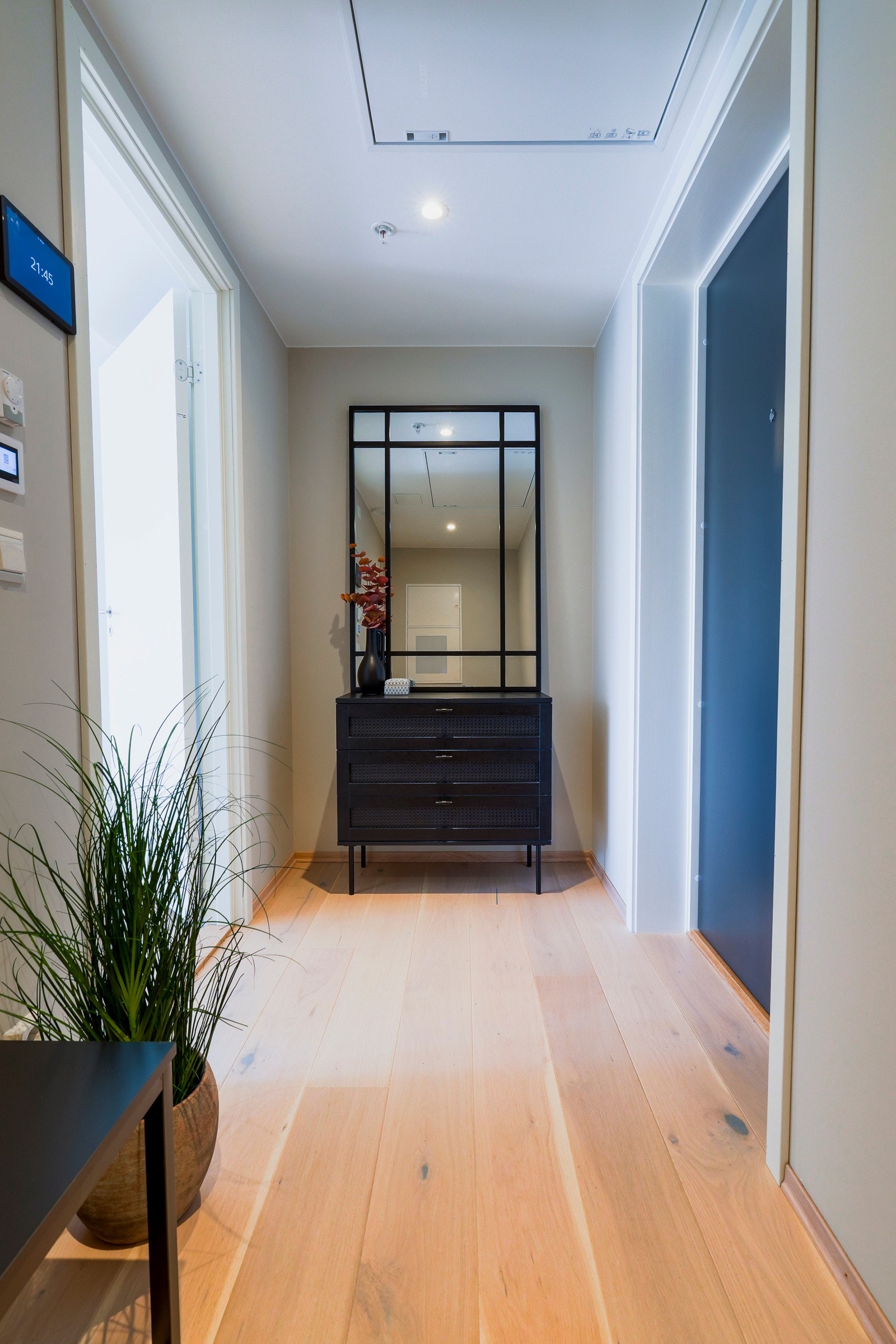 Lys og hyggelig entré som gir et godt førsteinntrykk og har god plass til garderobe. Galleribilde