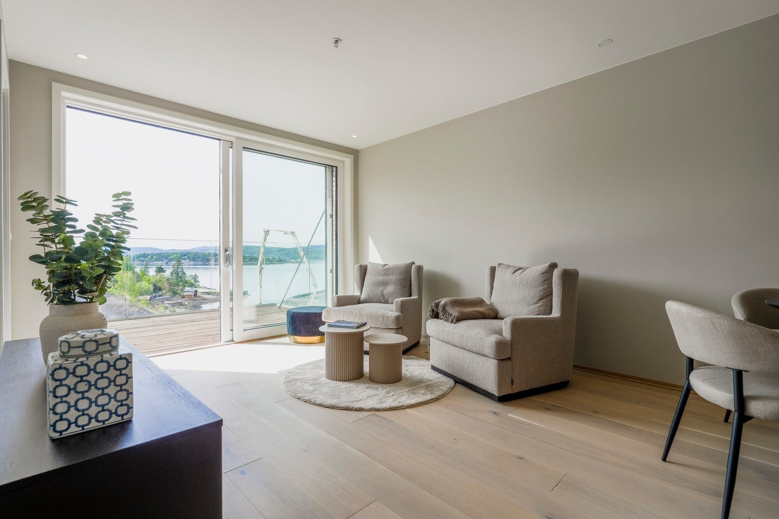 Leiligheten ligger høyt og fritt med sydvendt beliggenhet som gir maksimale sol- og lysforhold. Galleribilde