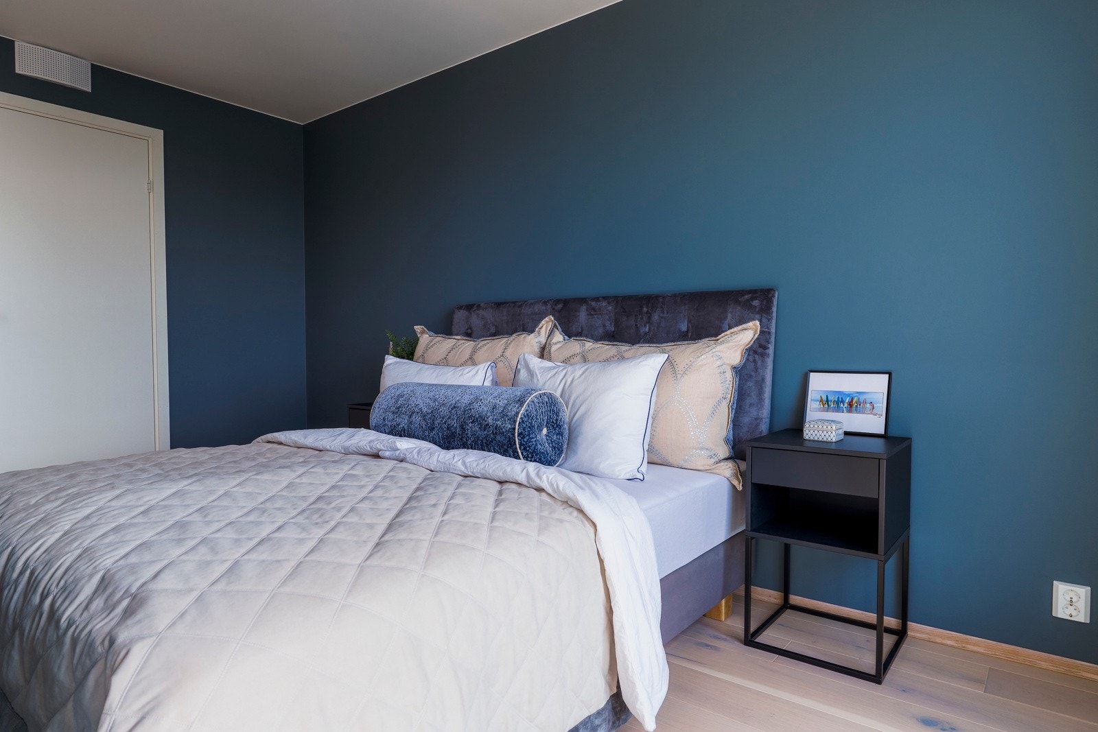 God plass til stor seng og ønsket innredning. Galleribilde