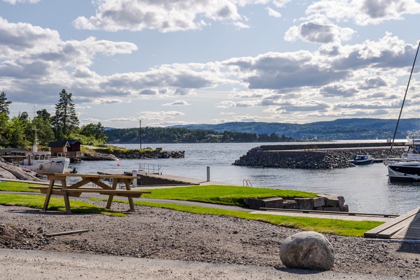 Området byr på blant annet stupetårn, sandvolleyballbane og en lekepark for barn. Galleribilde