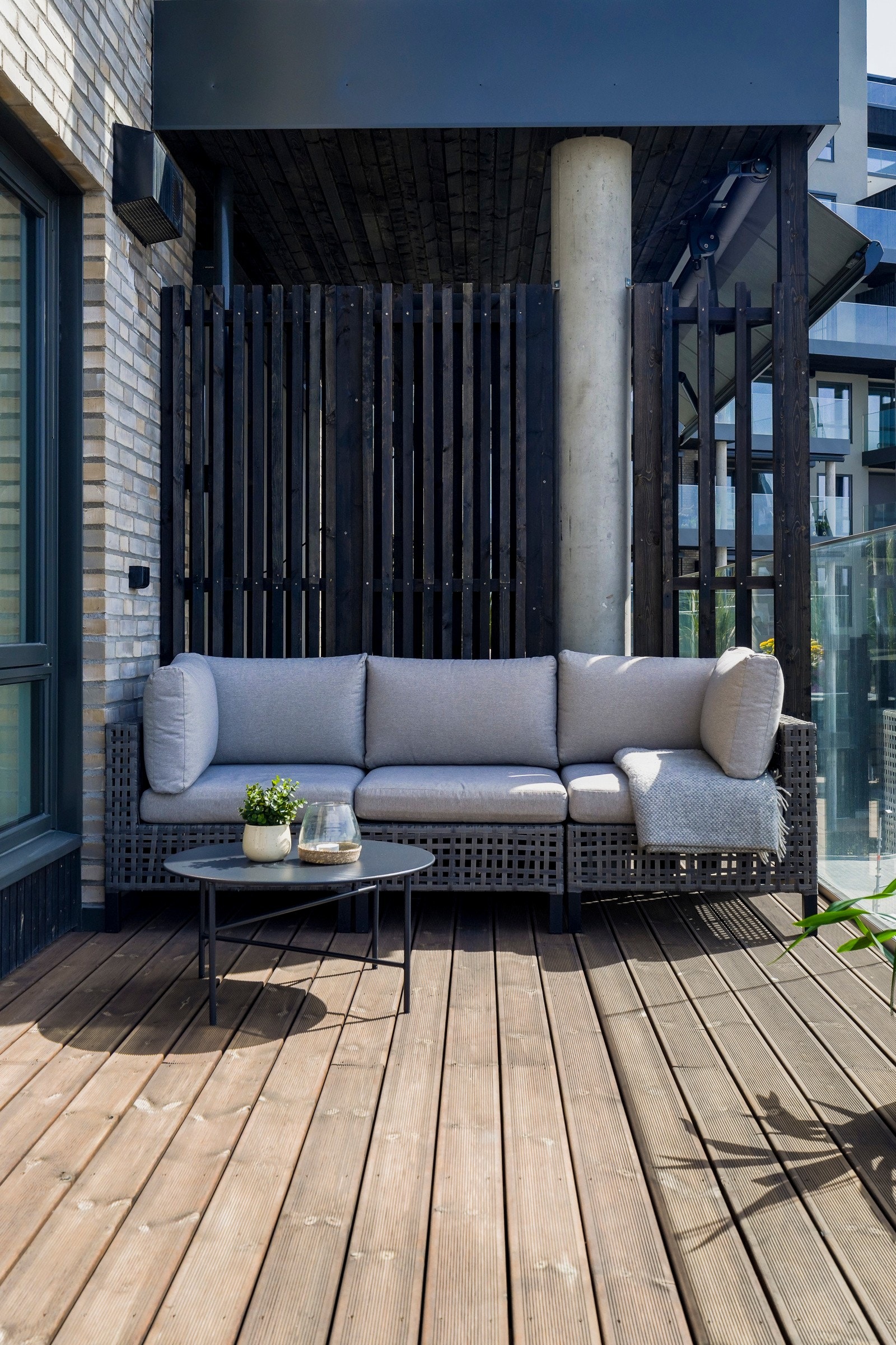 Solrik balkong på 15 kvm, under åpen himmel gir frihetsfølelse og utsikt med nærhet til båtene og havnelivet. Galleribilde