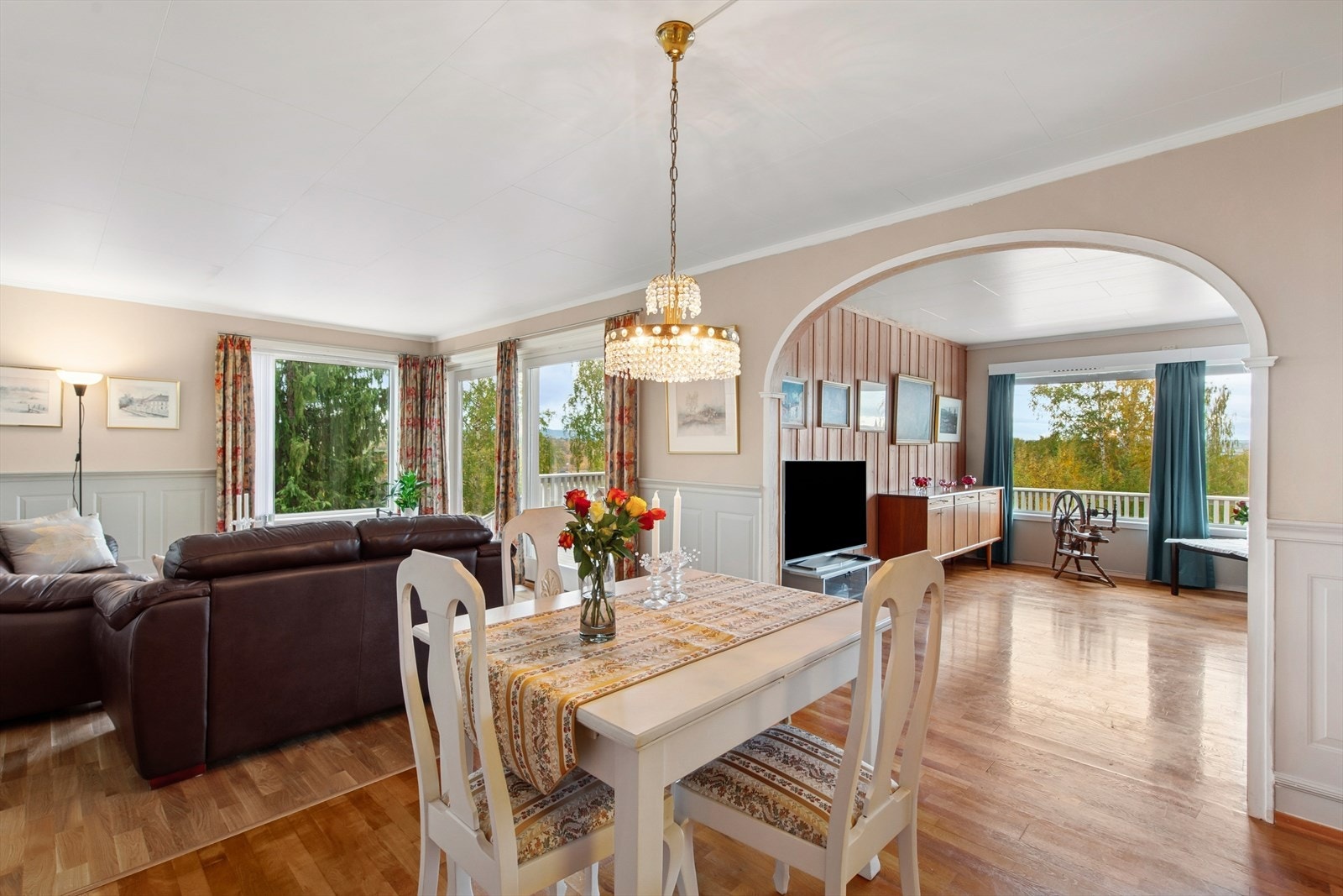 Hovedetasjen rommer boligens sosiale sone - en romslig og møbleringsvennlig stue. Galleribilde