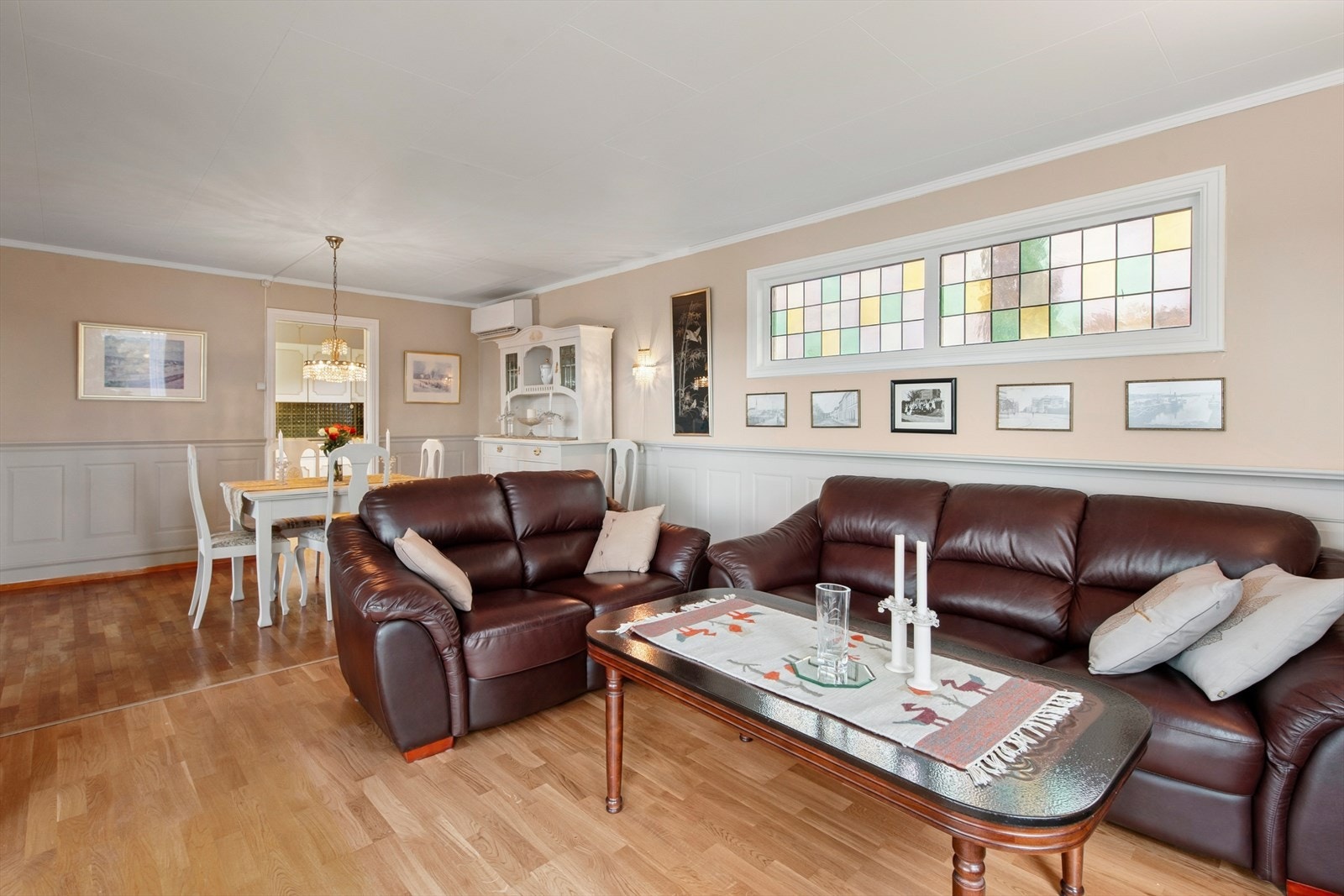 Stuen er romslig og funksjonelt utformet, med gode muligheter for å dele inn arealet i ulike soner - enten det er til sofagruppe, spiseplass eller lesekrok. Galleribilde