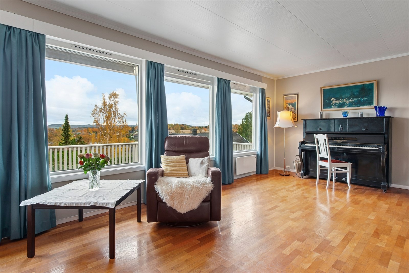 Store vindusflater slipper inn rikelig med naturlig lys og bidrar til en lys og luftig romfølelse. Galleribilde