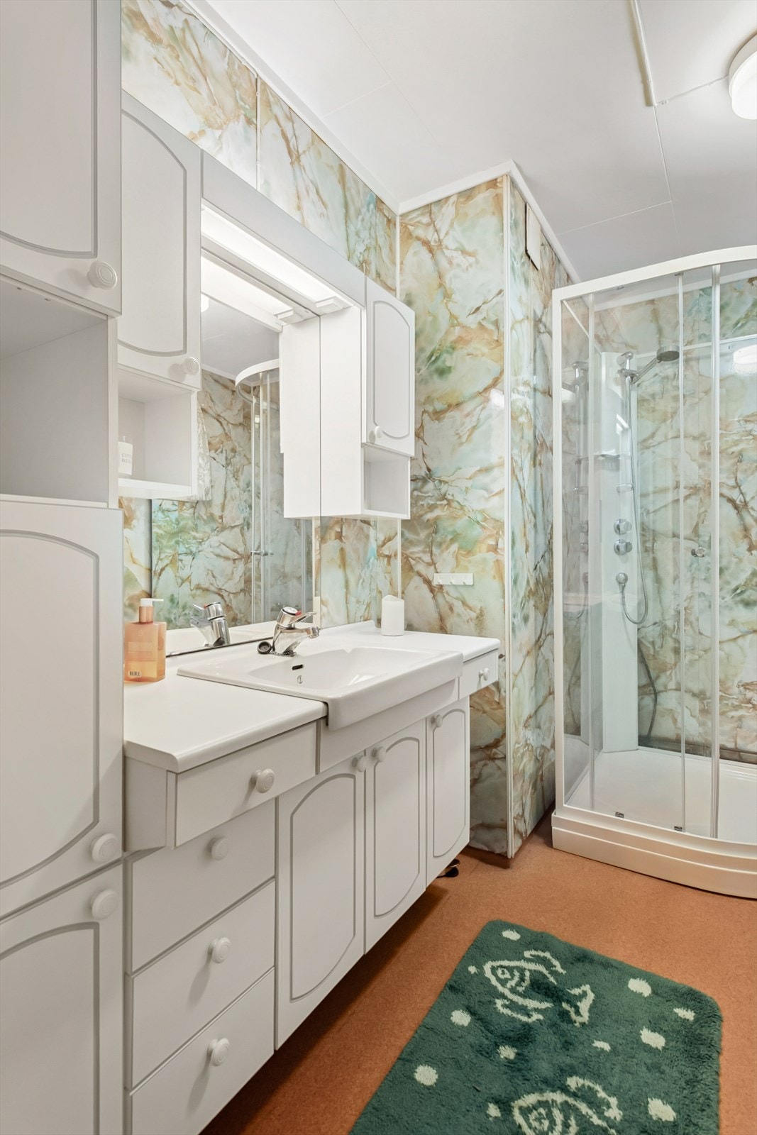 Baderommet er fra byggeåret og må oppgraderes for å tåle normal bruk etter dagens krav. Galleribilde