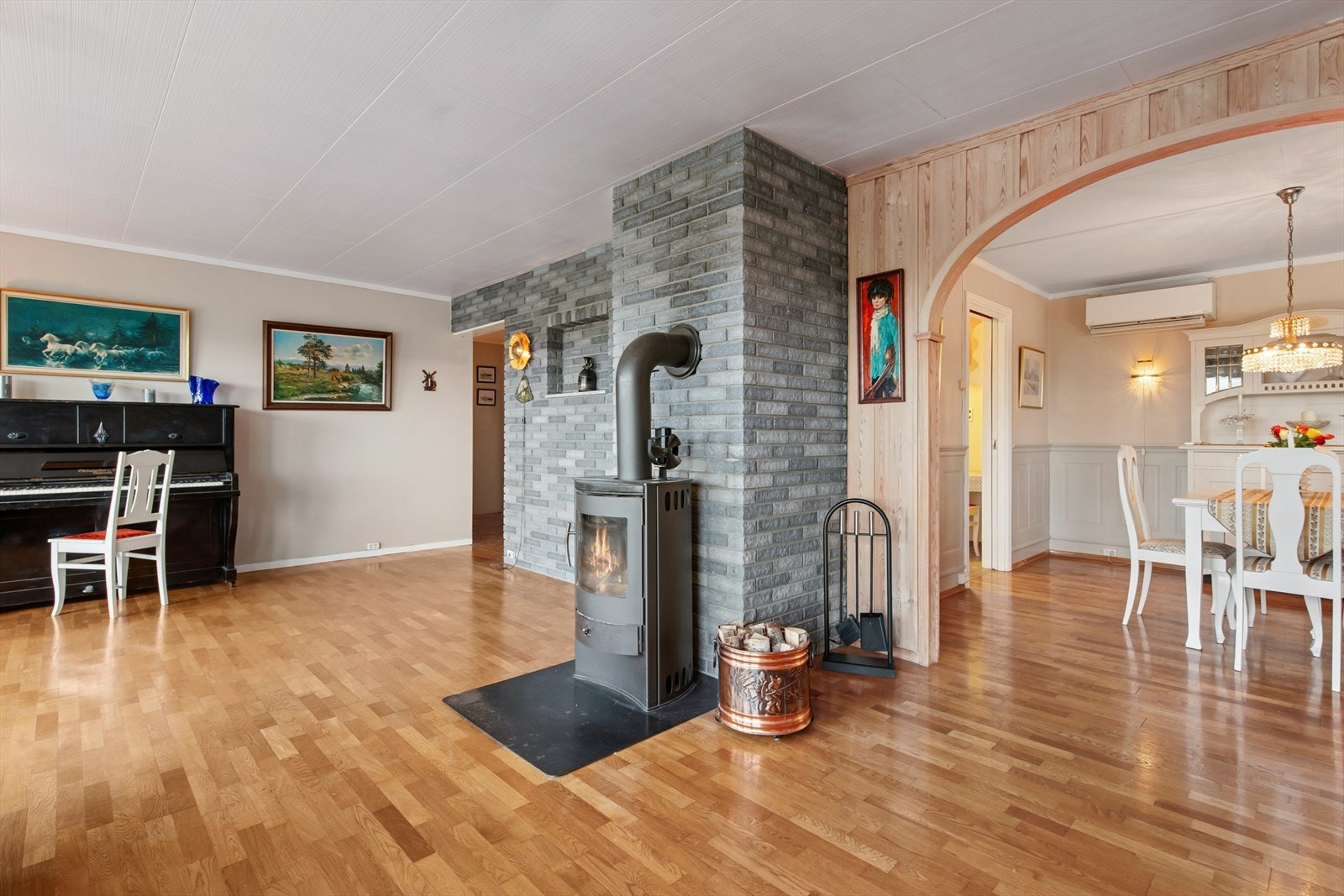 Stuen er utstyrt med en trivelig peisovn som skaper en lun og hyggelig atmosfære - perfekt for ekstra varme og kos på kalde dager. Galleribilde