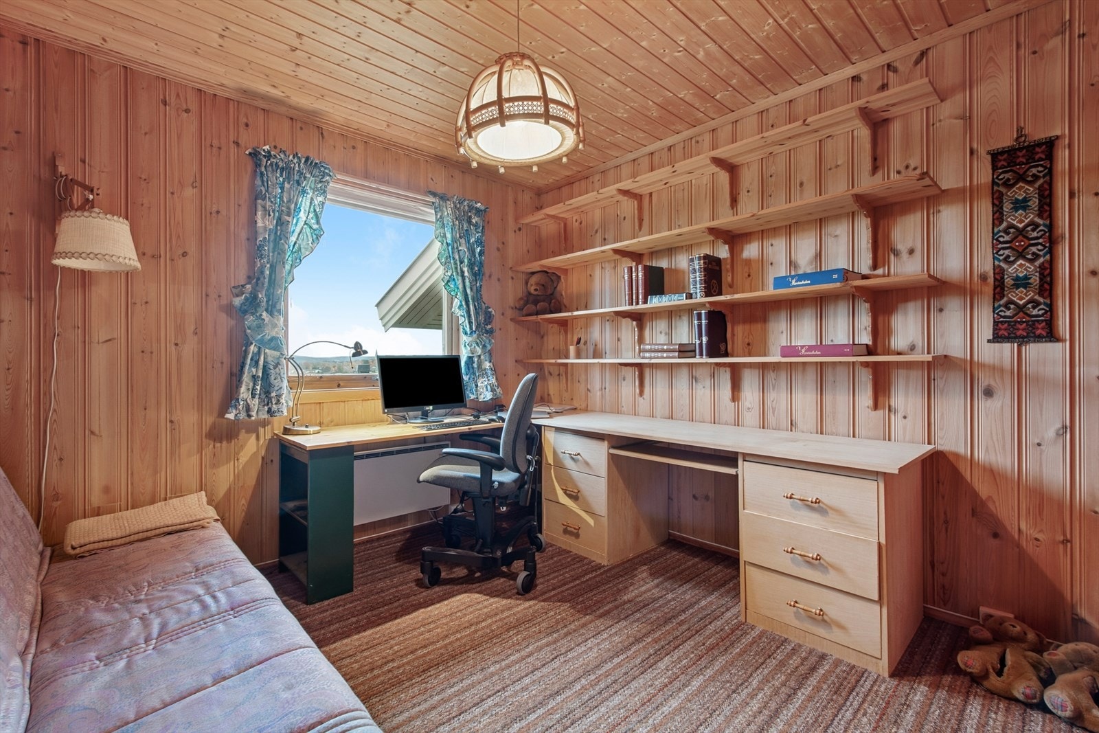 Soverom 2 - ett av rommene egner seg svært godt som kontor, gjesterom eller barnerom - avhengig av behov. Galleribilde