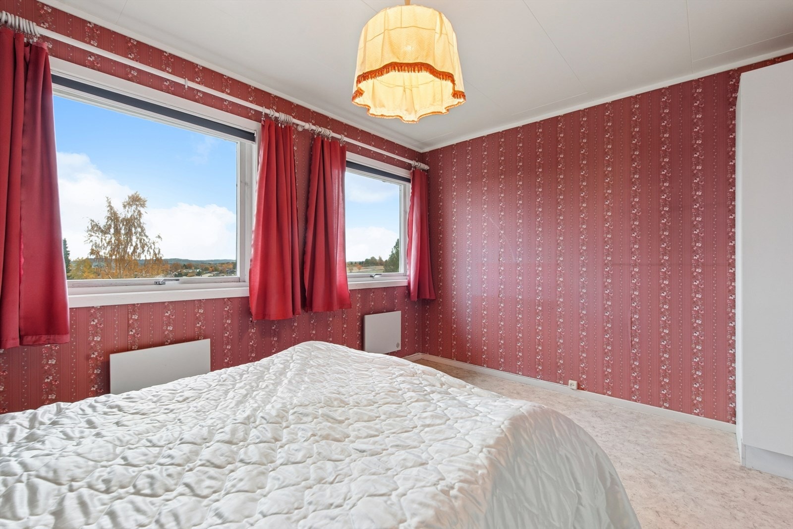 Soverom 1 - det er god plass til stor seng, nattbord og annet ønskelig møblement. Galleribilde