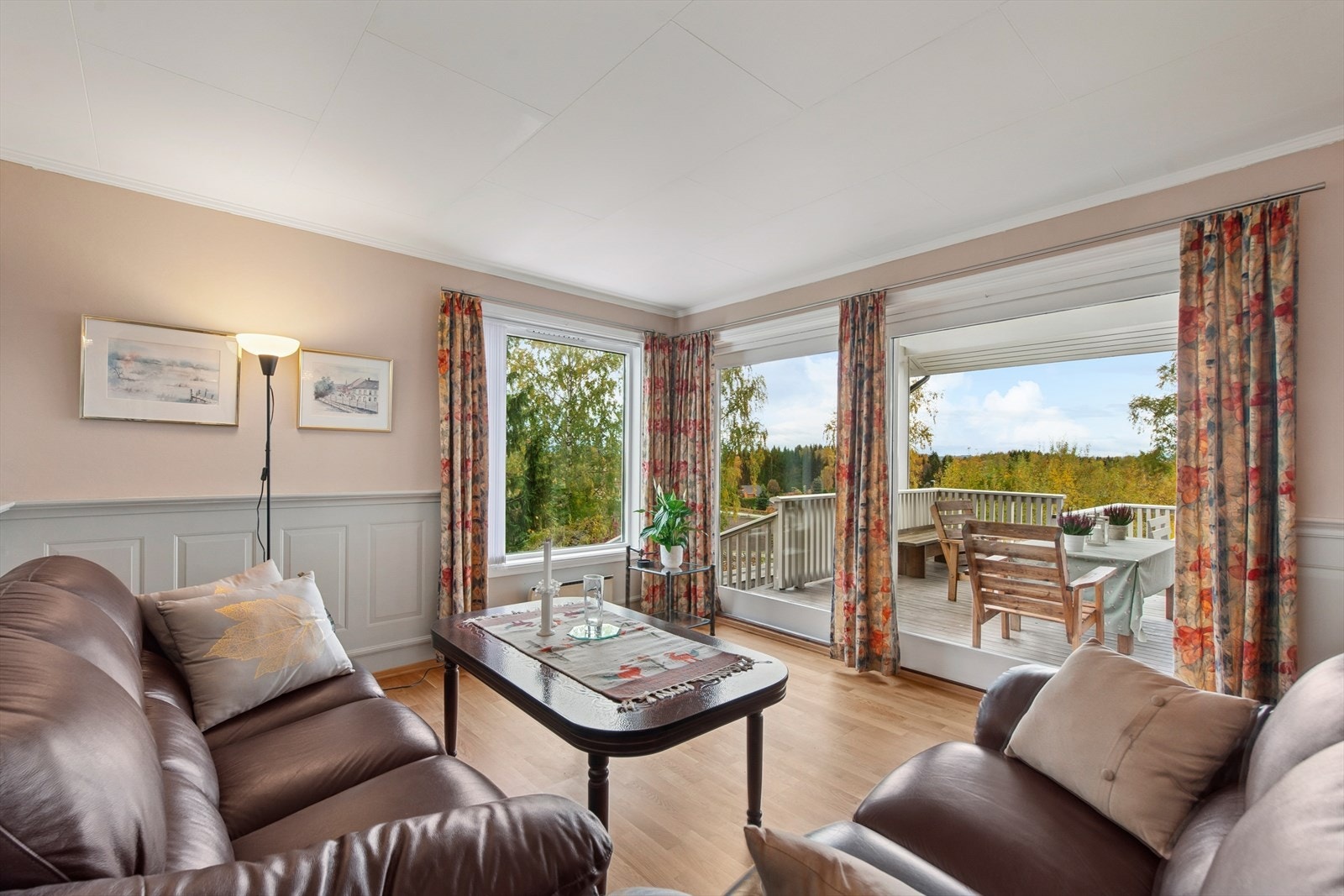 Fra stuen er det utgang til terrassen. Galleribilde