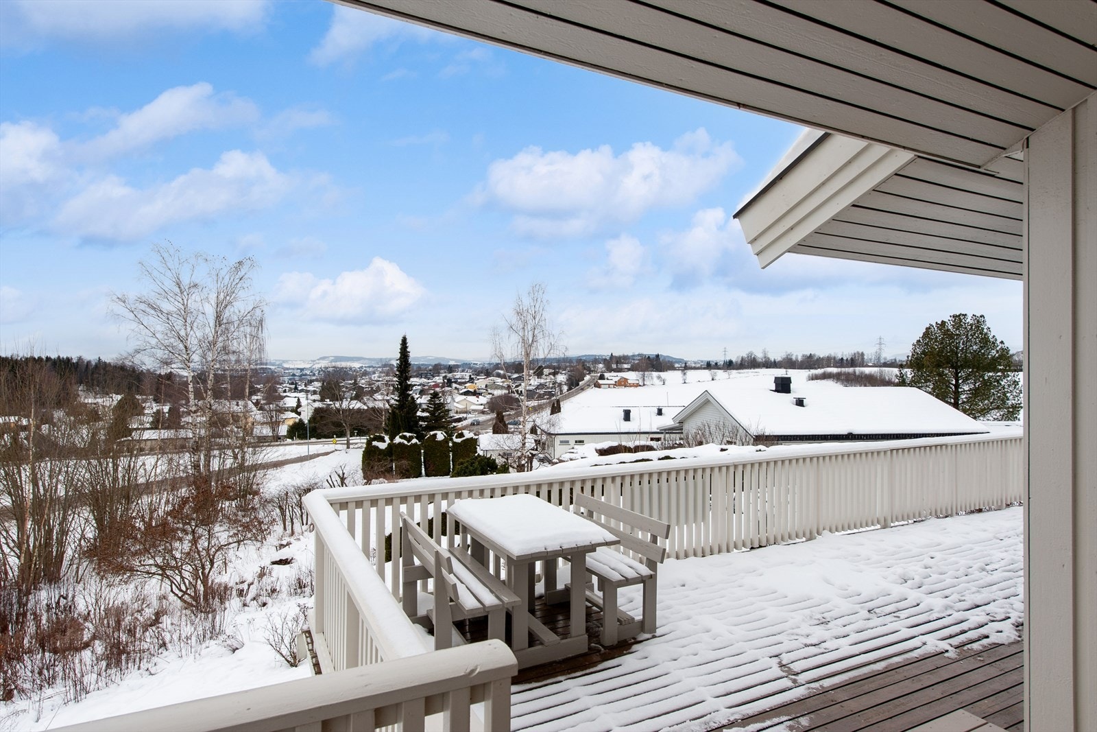 Eiendommen ligger på en skrånende tomt, med boligen plassert på en høyde med gode solforhold og fin utsikt over nærområdet. Galleribilde