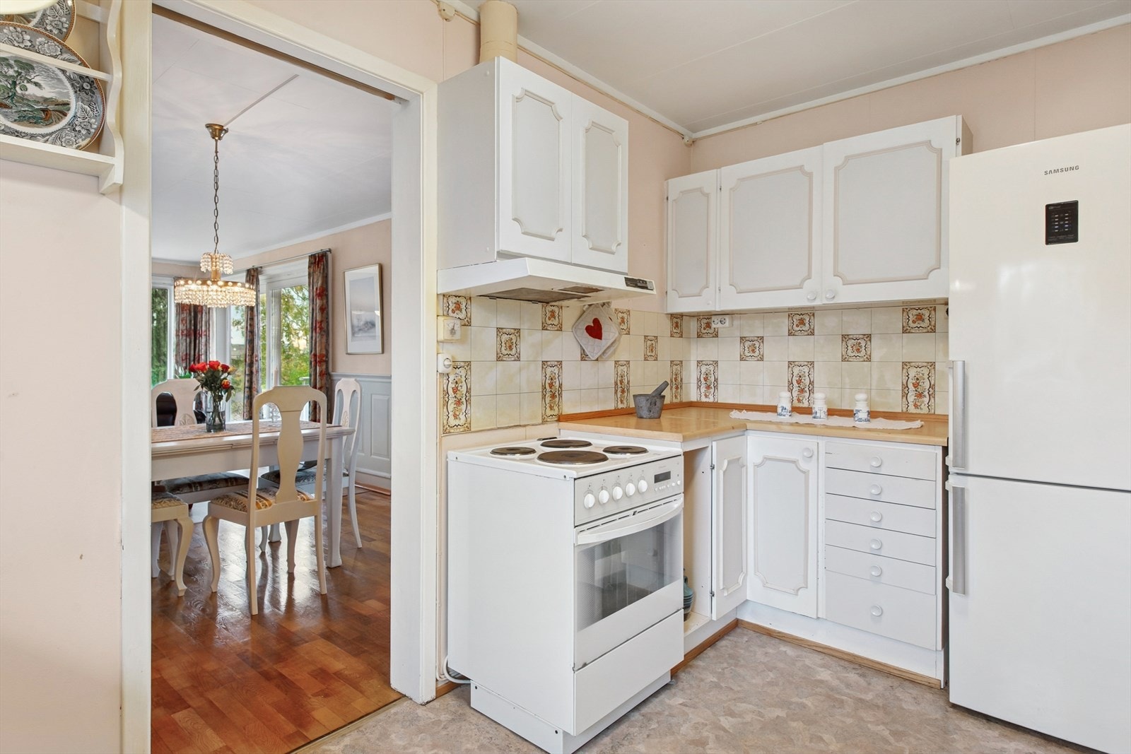 Kjøkkeninnredningen er fra byggeåret, og det er registrert slitasje og skader på både overflater og innredning. Galleribilde