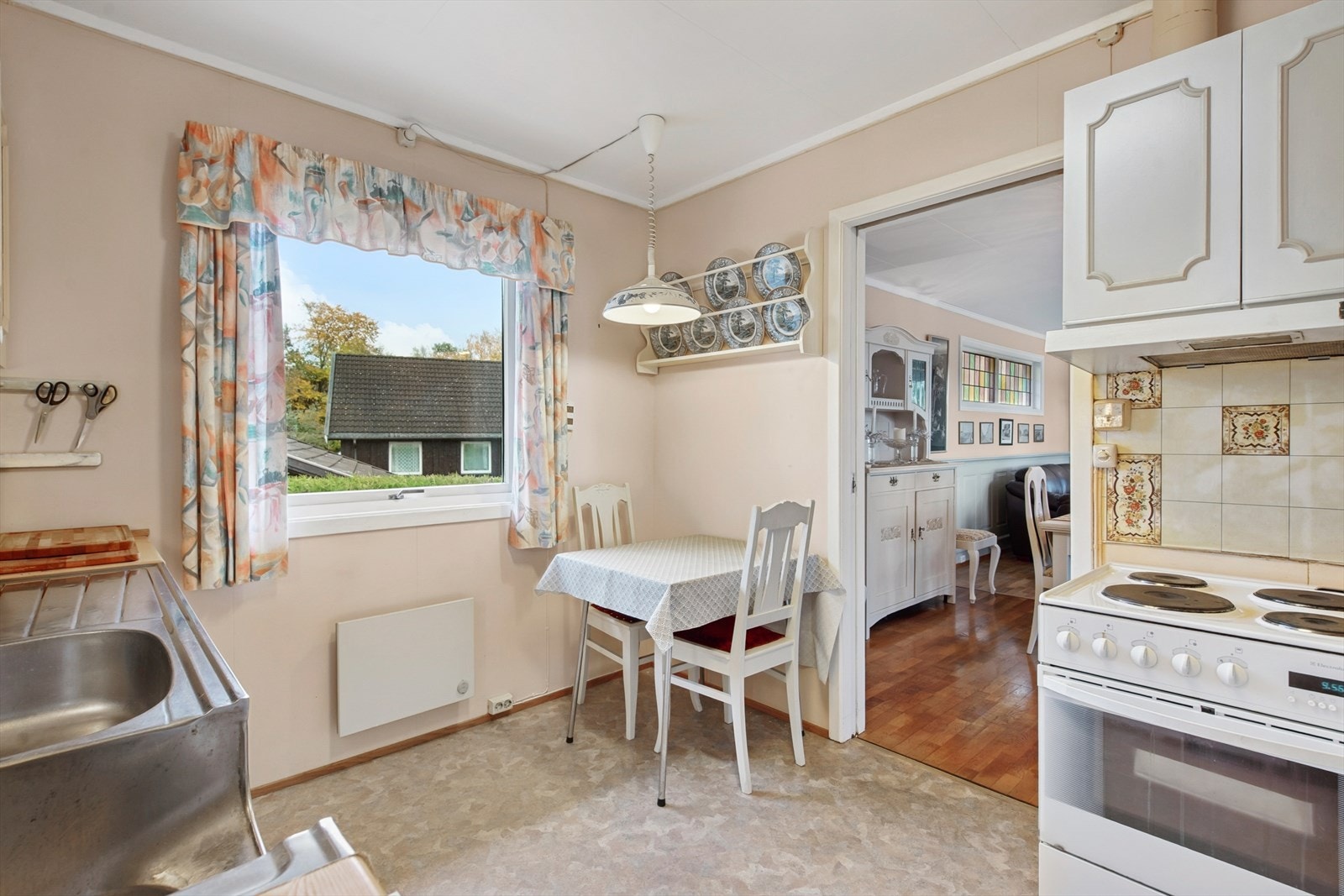 Kjøkkenet har en kombinasjon av profilerte og glatte fronter. Galleribilde