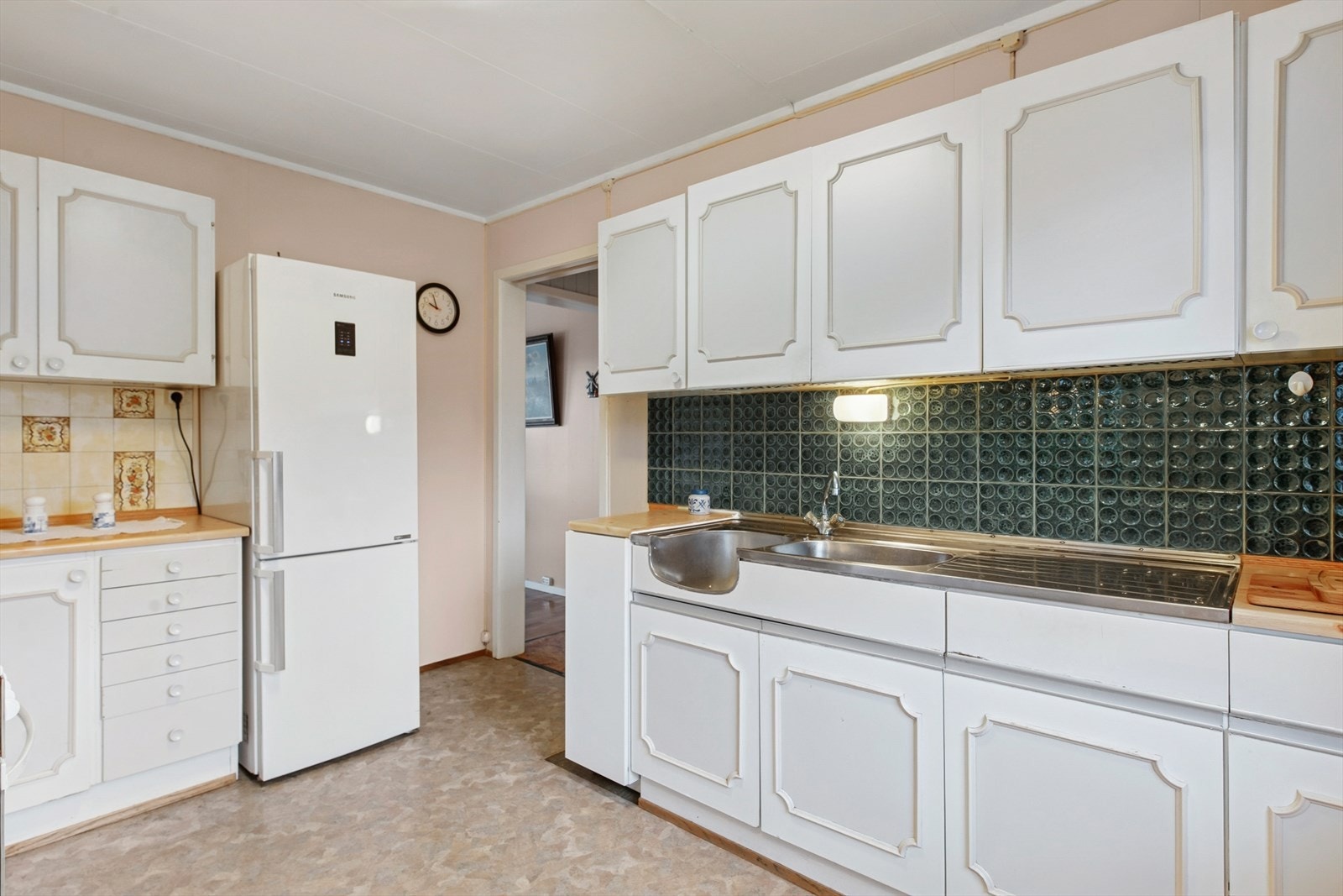 Benkeplaten er utstyrt med vaskekum, kjøkkenkran og avrenningsfelt. Galleribilde