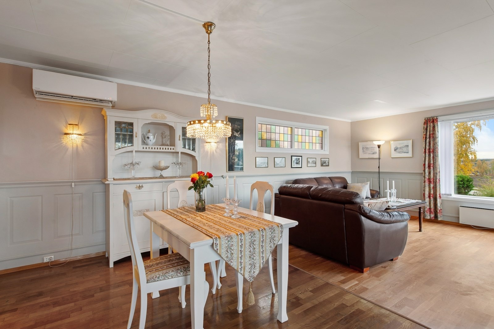 Stuen har en luft til luft varmepumpe fra ca. 2016. Galleribilde