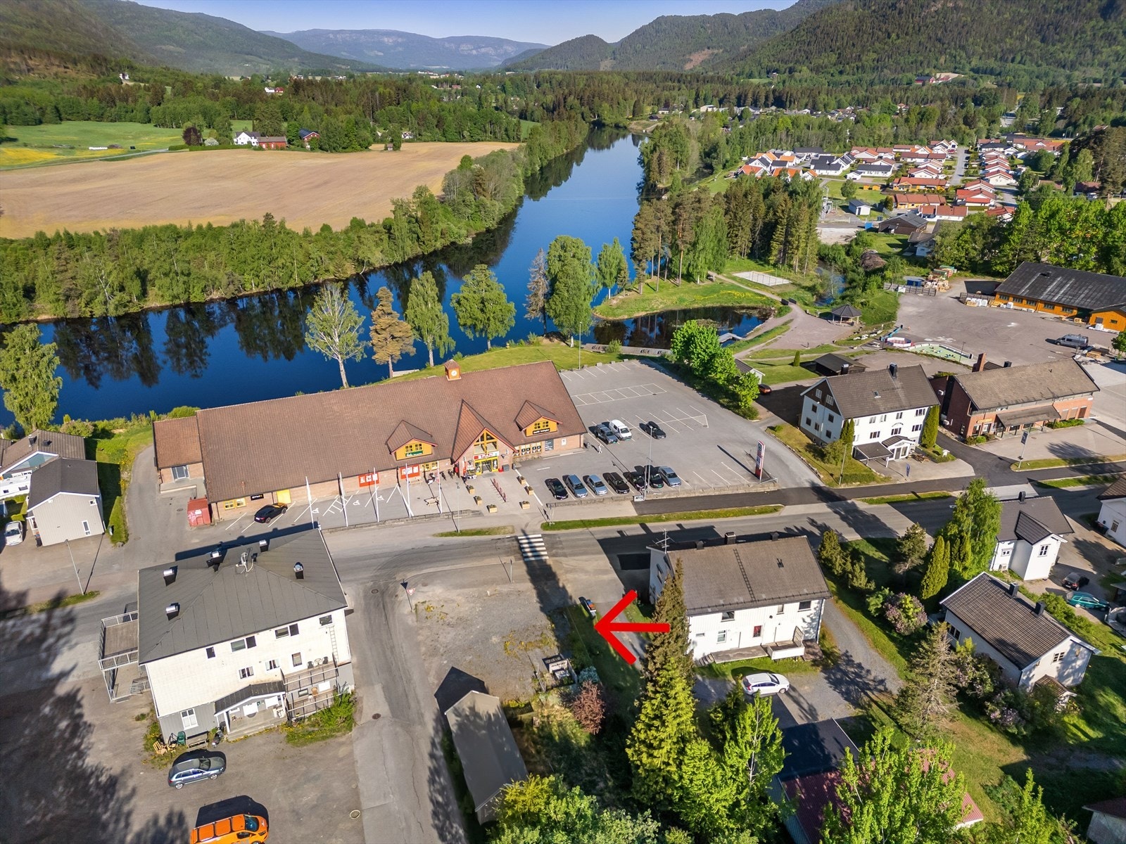 Velkommen til denne sjeldne tomten i Sentrum av Hvittingfoss. Galleribilde