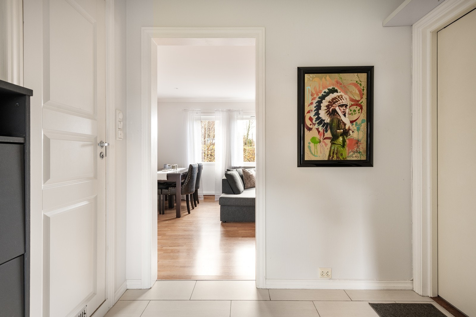 I gangen får du naturlig lys fra begge sider av leiligheten som gir en åpen følelse Galleribilde