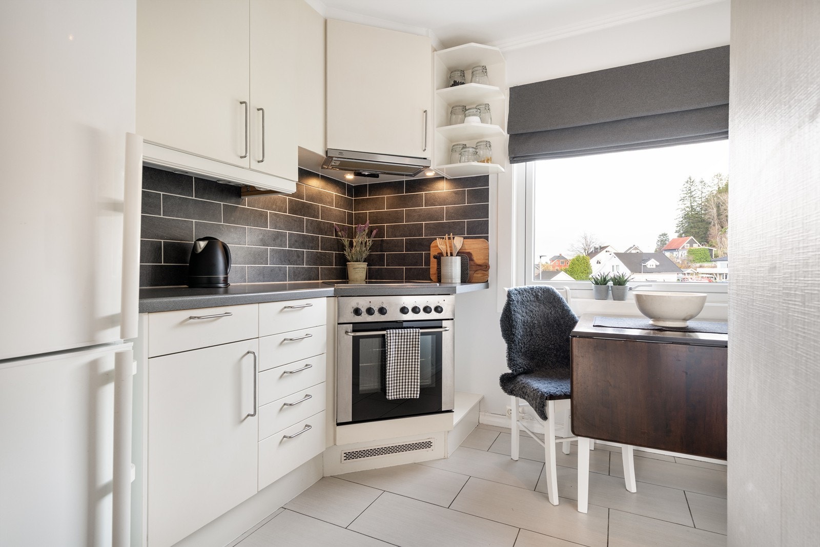 Kjøkkenet er fordelt over to vegger Galleribilde