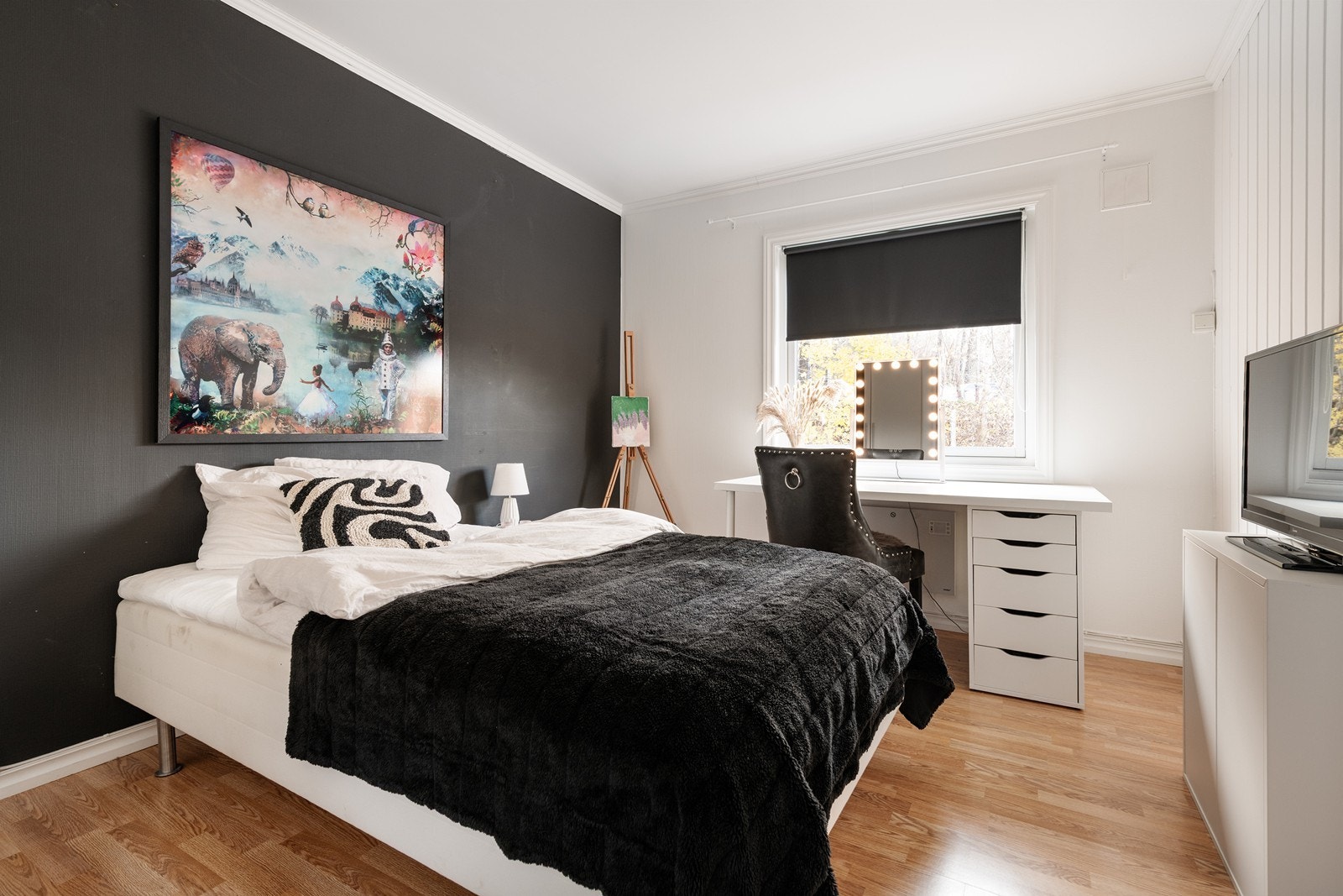 Romslig størrelse på leilighetens første soverom Galleribilde