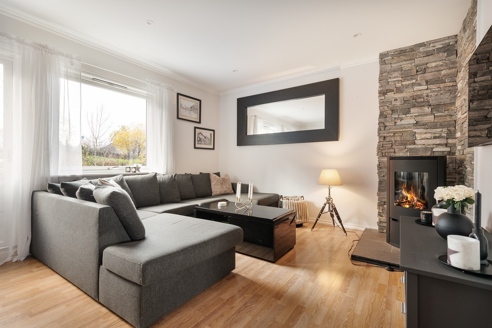 Hyggelig sofakrok med både tv og peis. Det beste av to verdener Galleribilde