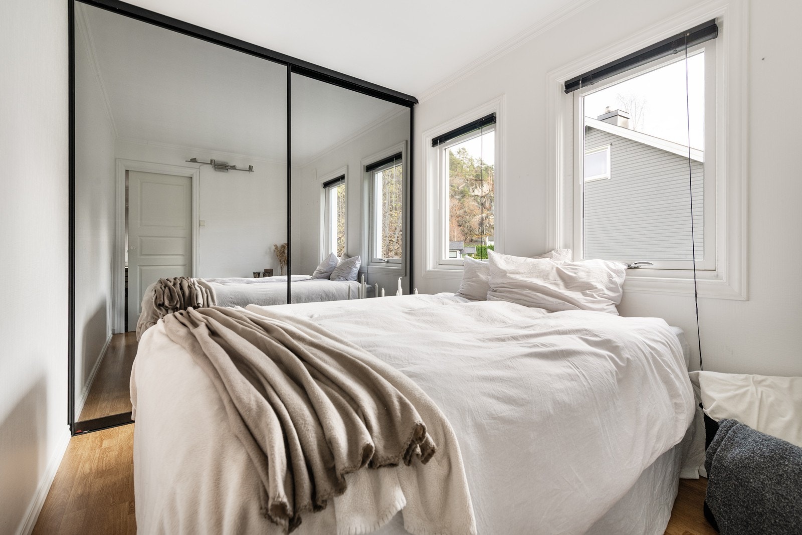 Soverom 2 har godt med lagringsplass over hele veggen Galleribilde