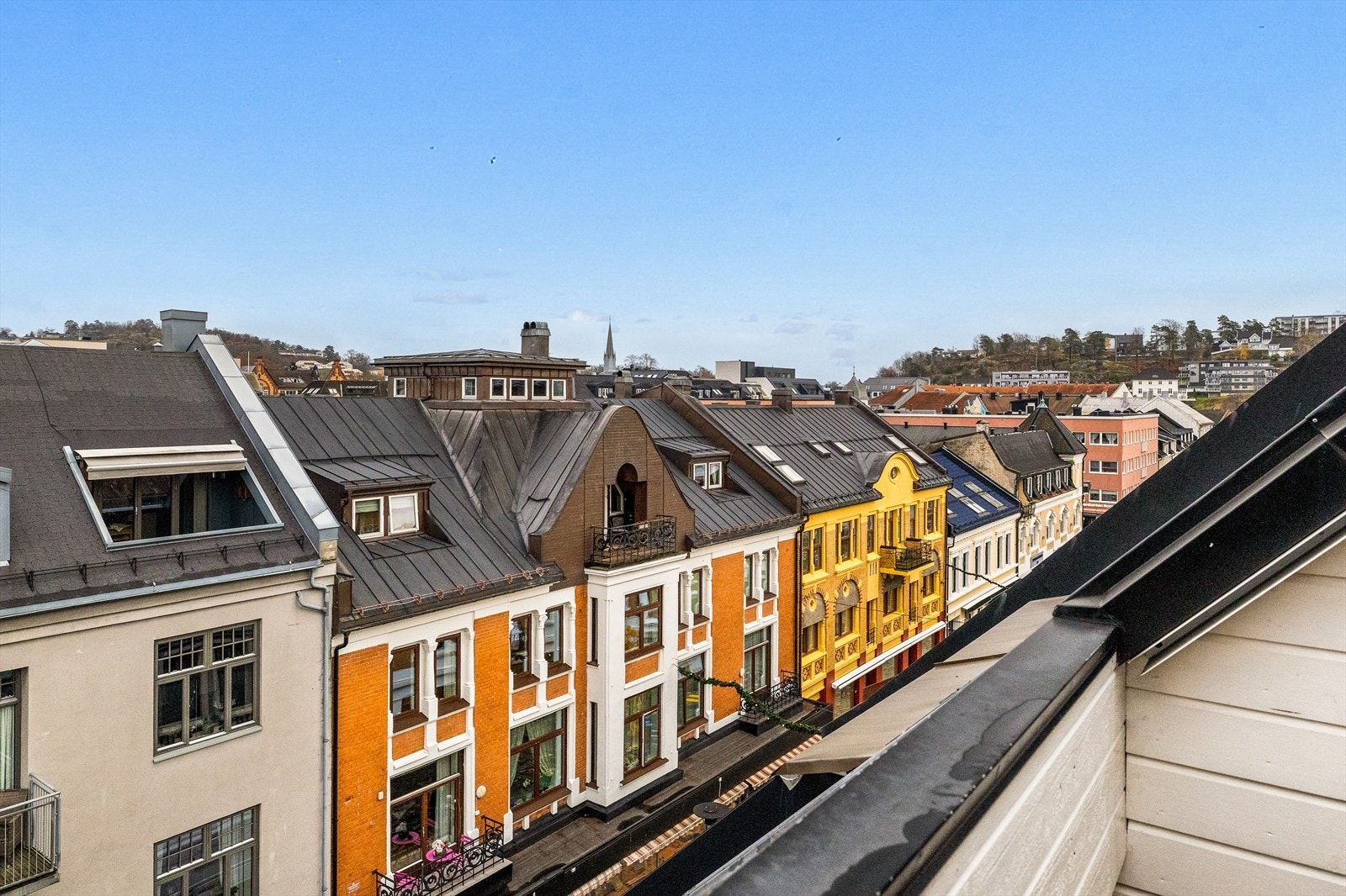 Fra terrassen får du utsikt mot byens tak - et levende galleri av spennende kunstverk og tradisjonelt blikkenslagerhåndverk. Galleribilde