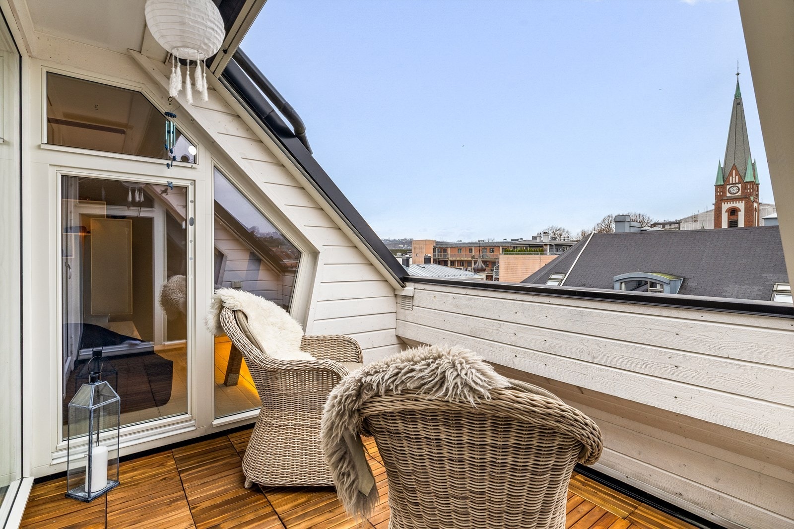 Smart markiseløsning på skinner - elektrisk styrt med fjernkontroll, slik at hele terrassen kan lukkes inn for maksimal komfort. Galleribilde