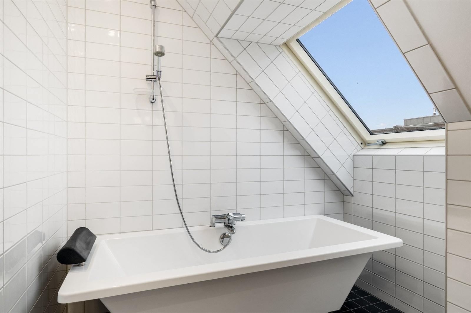 Badekaret er plassert slik at du kan lene deg tilbake og nyte utsikten mot himmelen - en perfekt ramme for avslapning og velvære. Galleribilde