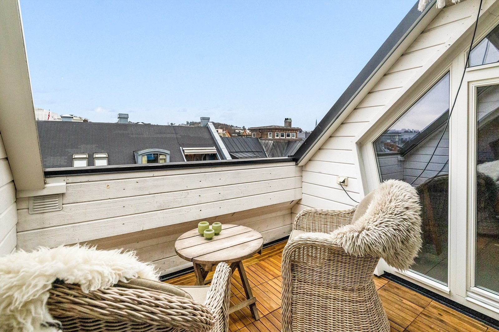 Svært hyggelig takterrasse med god plass til sittegruppe - perfekt for avslapning og sosiale stunder. Galleribilde